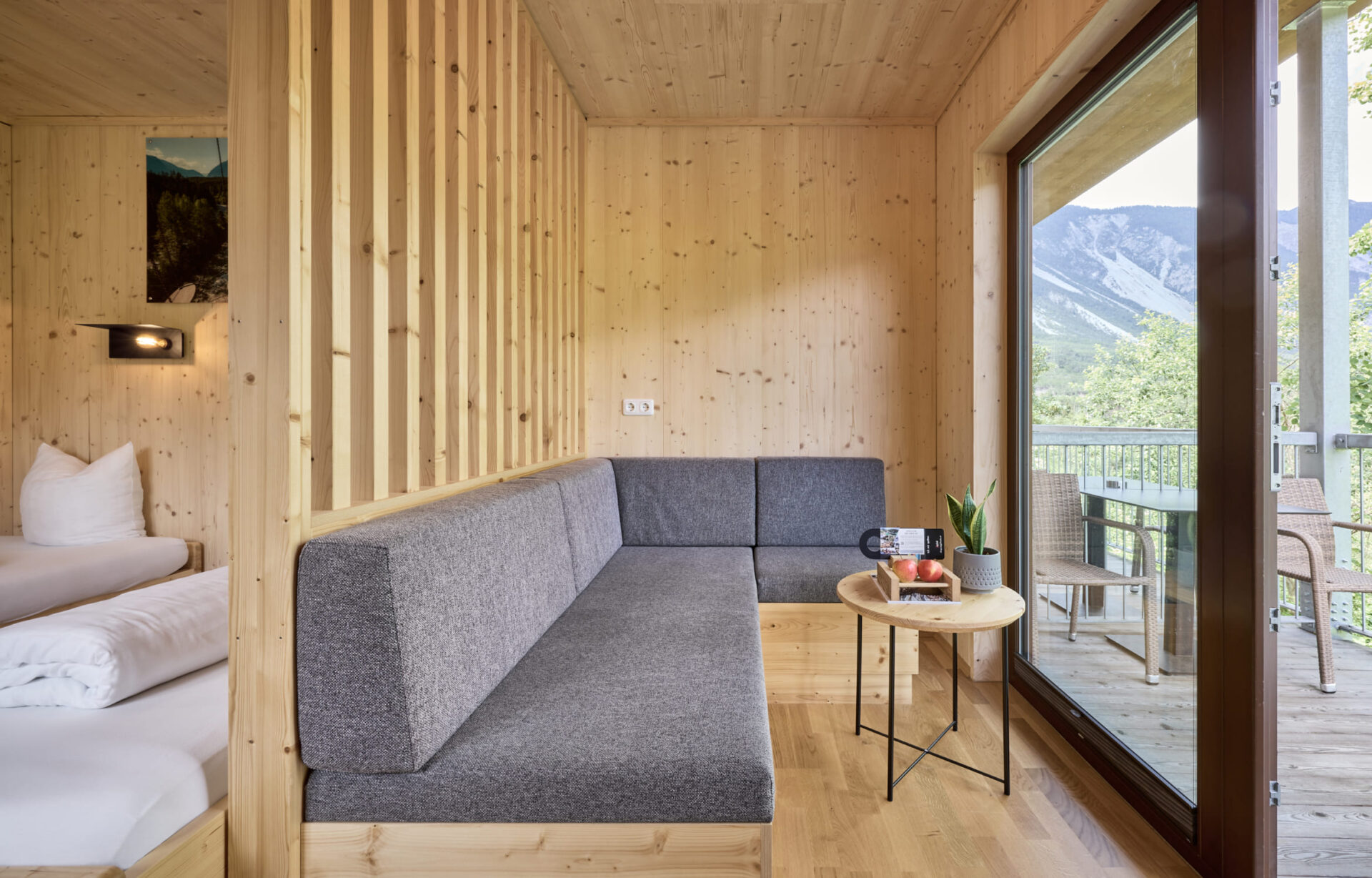 Gemütliches Doppelzimmer aus Holz in der AREA 47 im Ötztal, Tirol, mit modernen Möbeln