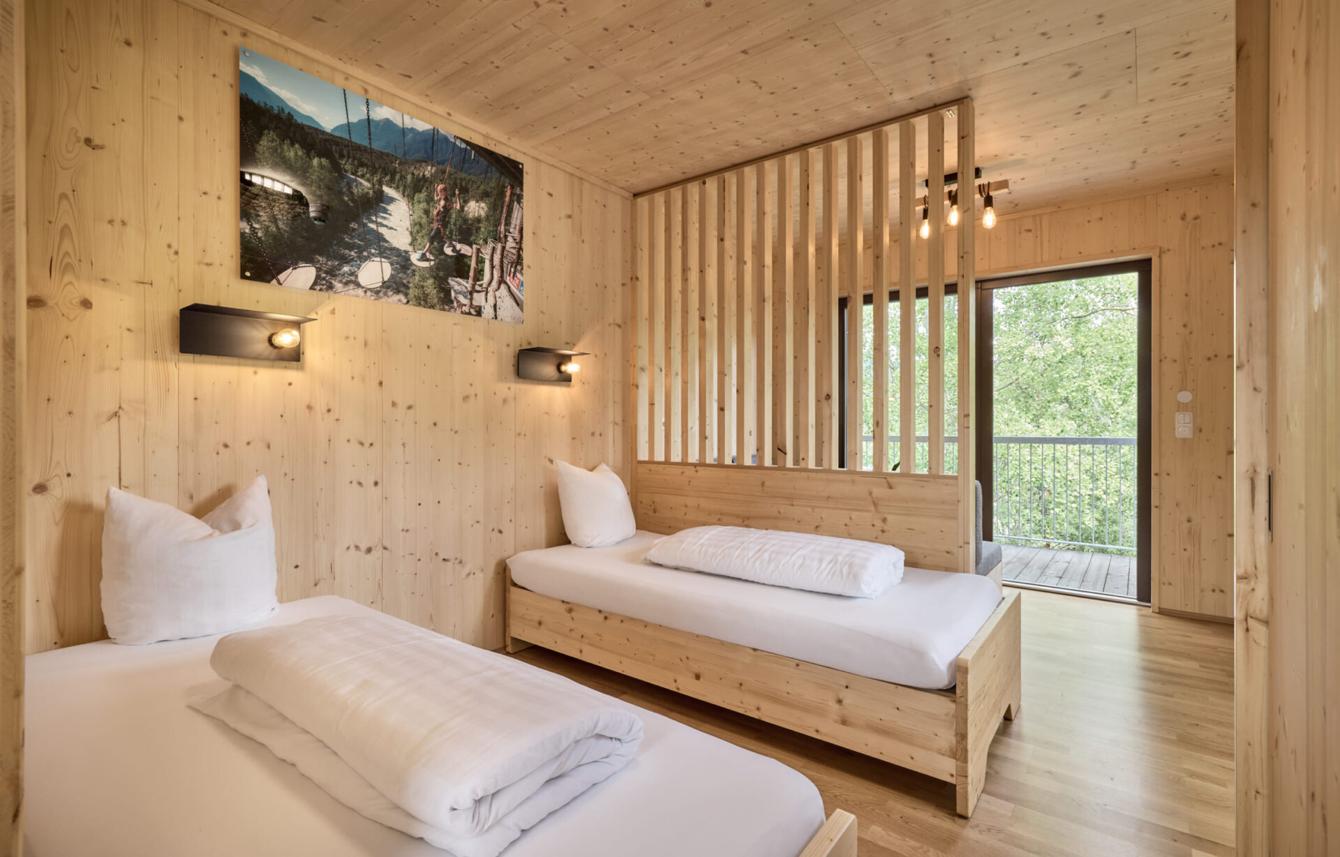 Gemütliches Doppelzimmer aus Holz in der AREA 47 im Ötztal, Tirol, mit modernen Möbeln