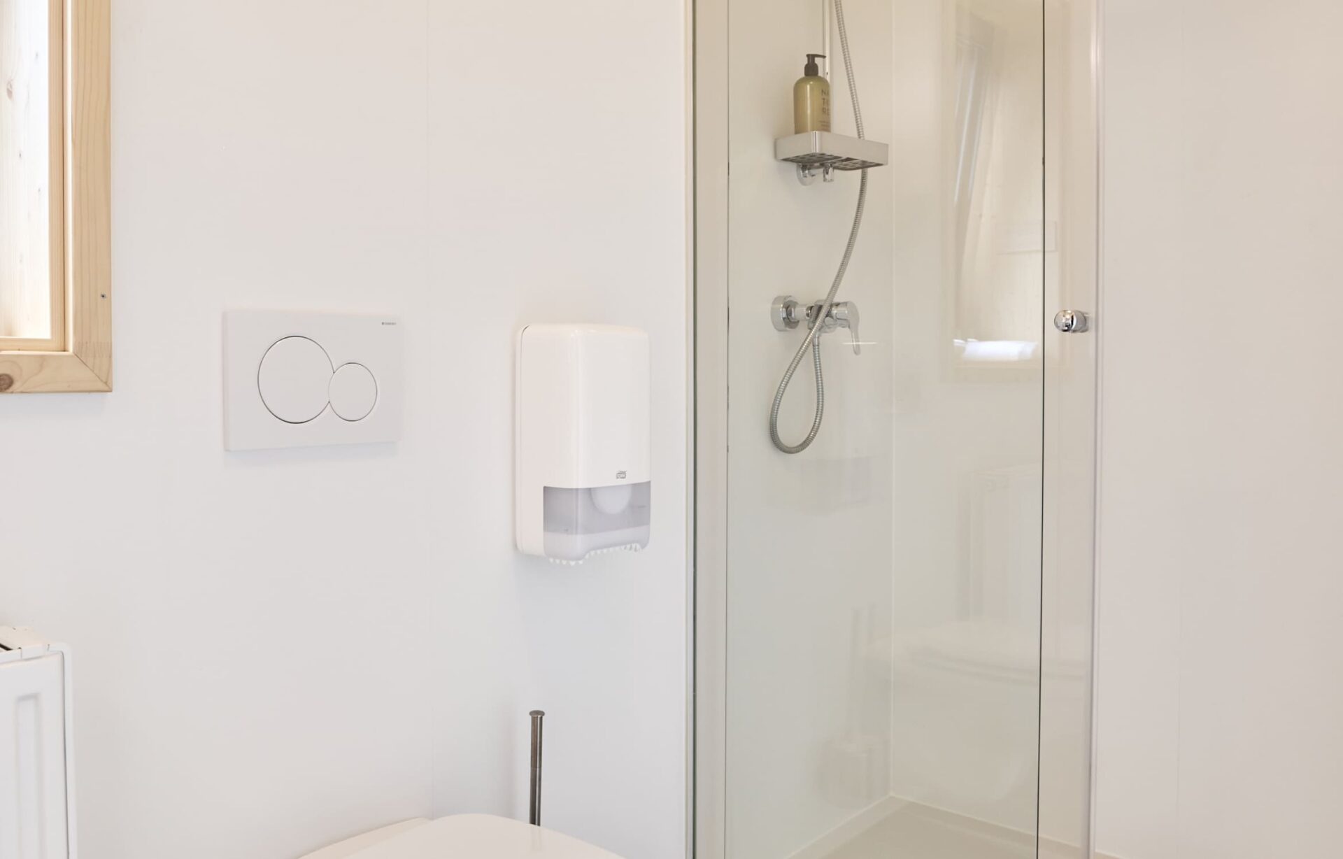 Badezimmer mit Waschbecken, Spiegel und WC in den Unterkünften der AREA 47 im Ötztal, Tirol