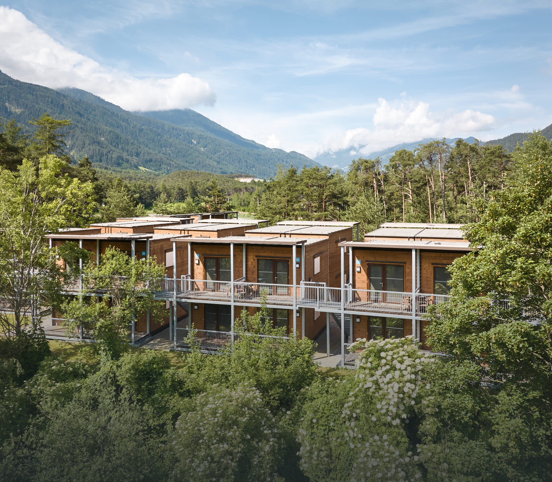 Unterkünfte der AREA 47 im Ötztal, Tirol, umgeben von Wald