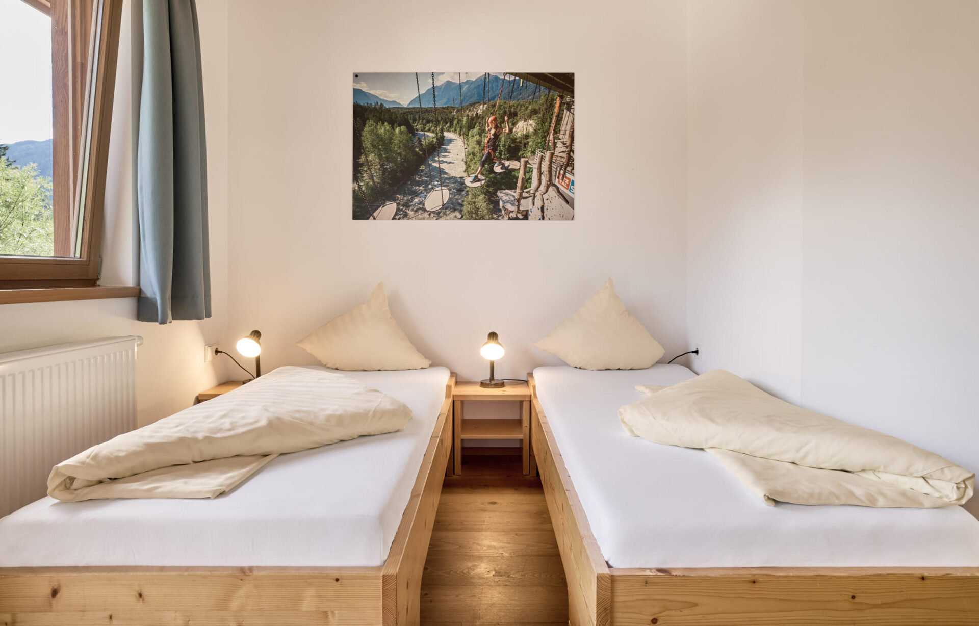 Helles Dreibettzimmer mit Holzdesign in der AREA 47 im Ötztal, Tirol