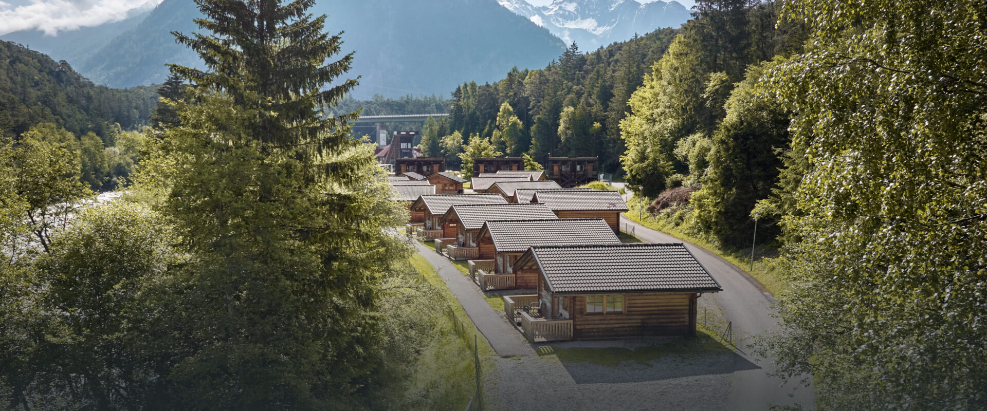 Unterkünfte der AREA 47 im Ötztal, Tirol, umgeben von Wald