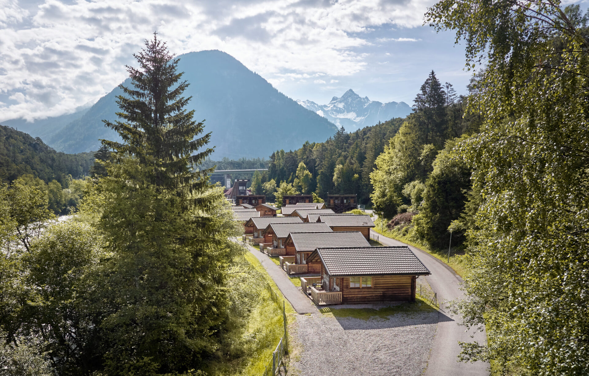 Unterkünfte der AREA 47 im Ötztal, Tirol, umgeben von Wald