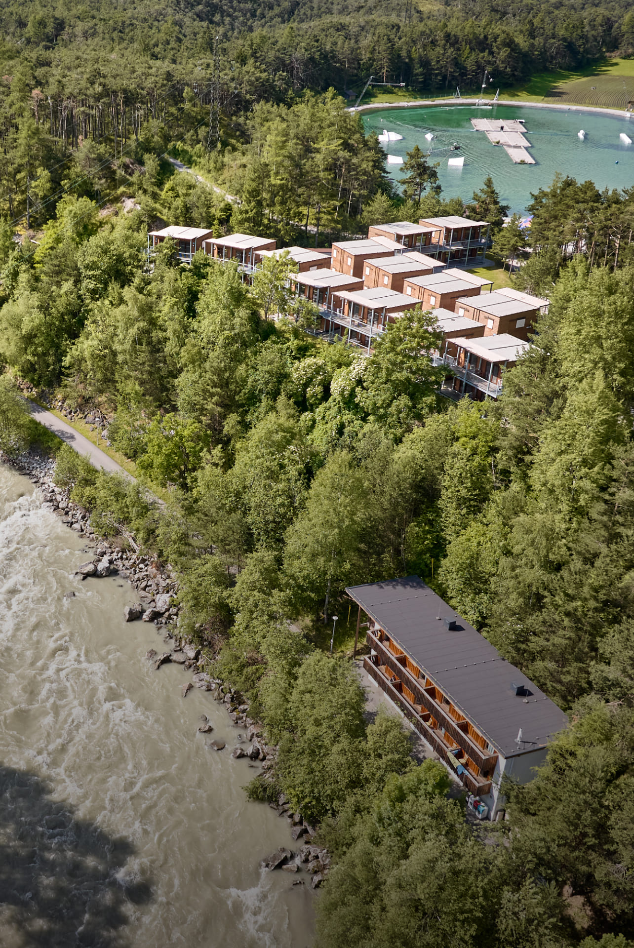 Unterkünfte der AREA 47 im Ötztal, Tirol, umgeben von Wald und der Water AREA