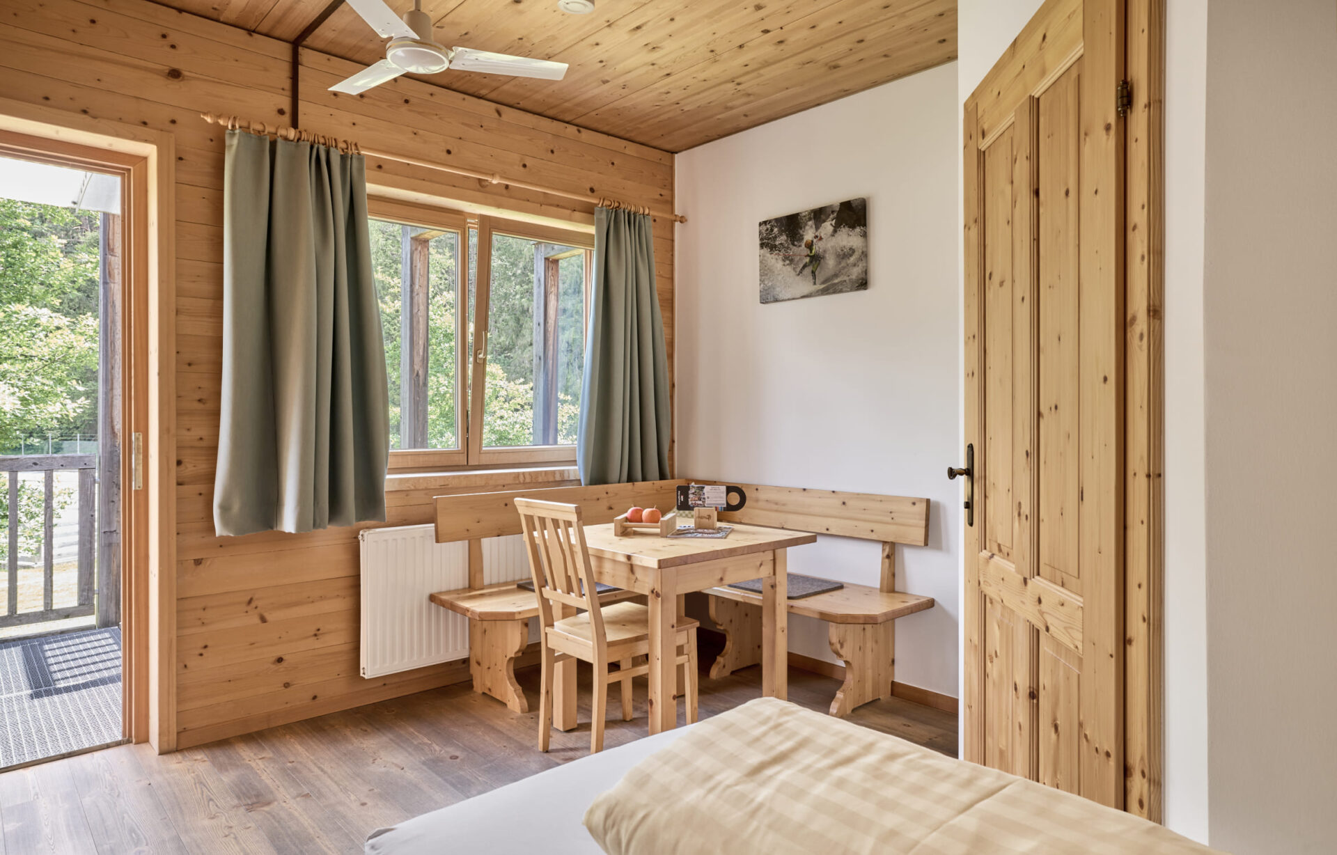Gemütliches Zweibettzimmer in einer Lodge der AREA 47 im Ötztal, Tirol