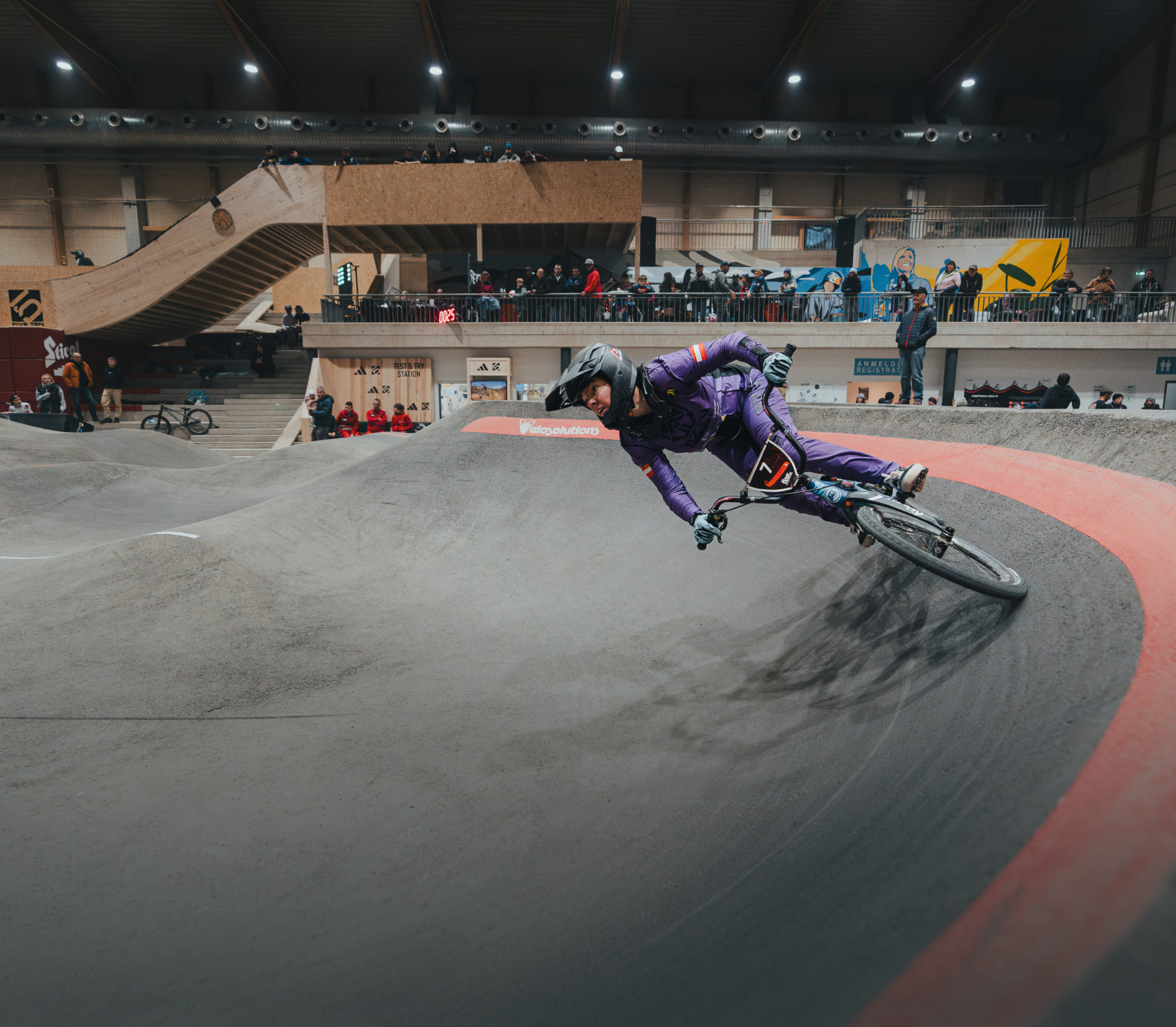 Mountainbiker fährt durch eine Steilkurve im Indoor-Bikepark der AREA 47 im Ötztal, Tirol