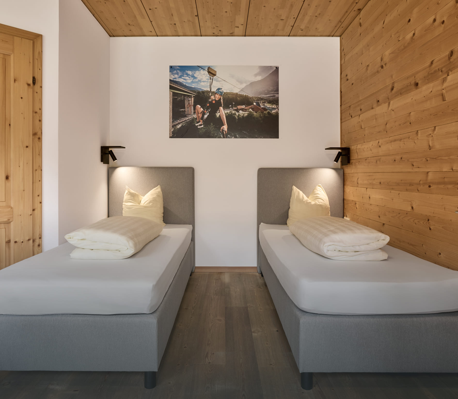 Gemütliches Zweibettzimmer in einer Lodge der AREA 47 im Ötztal, Tirol