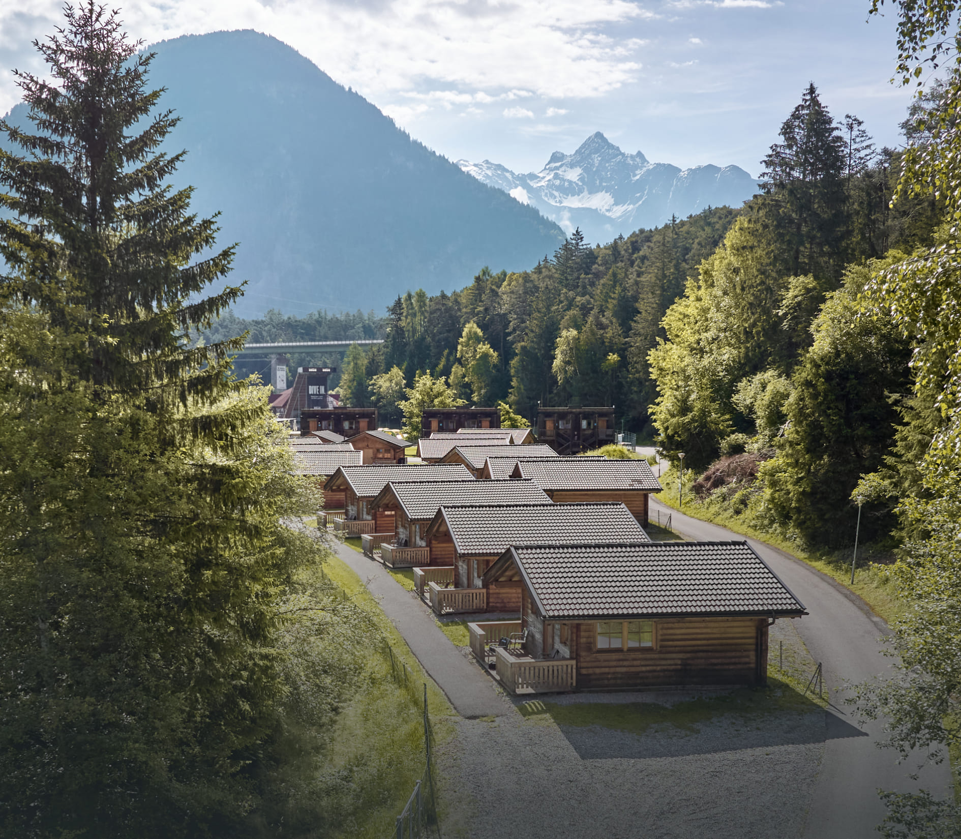 Unterkünfte der AREA 47 im Ötztal, Tirol, umgeben von Wald