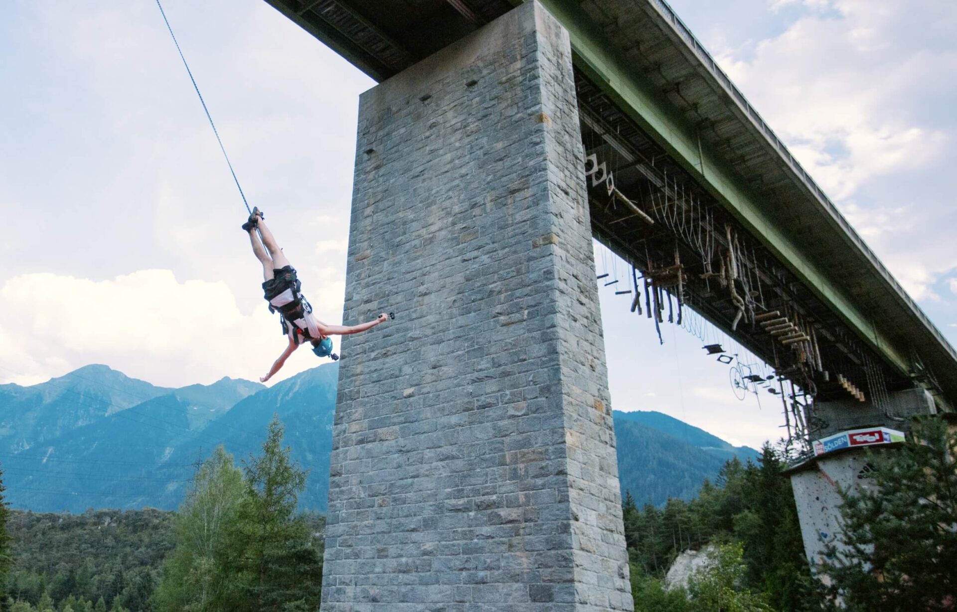Person beim Bungee-Sprung von einer Brücke in der AREA 47 im Ötztal, Tirol