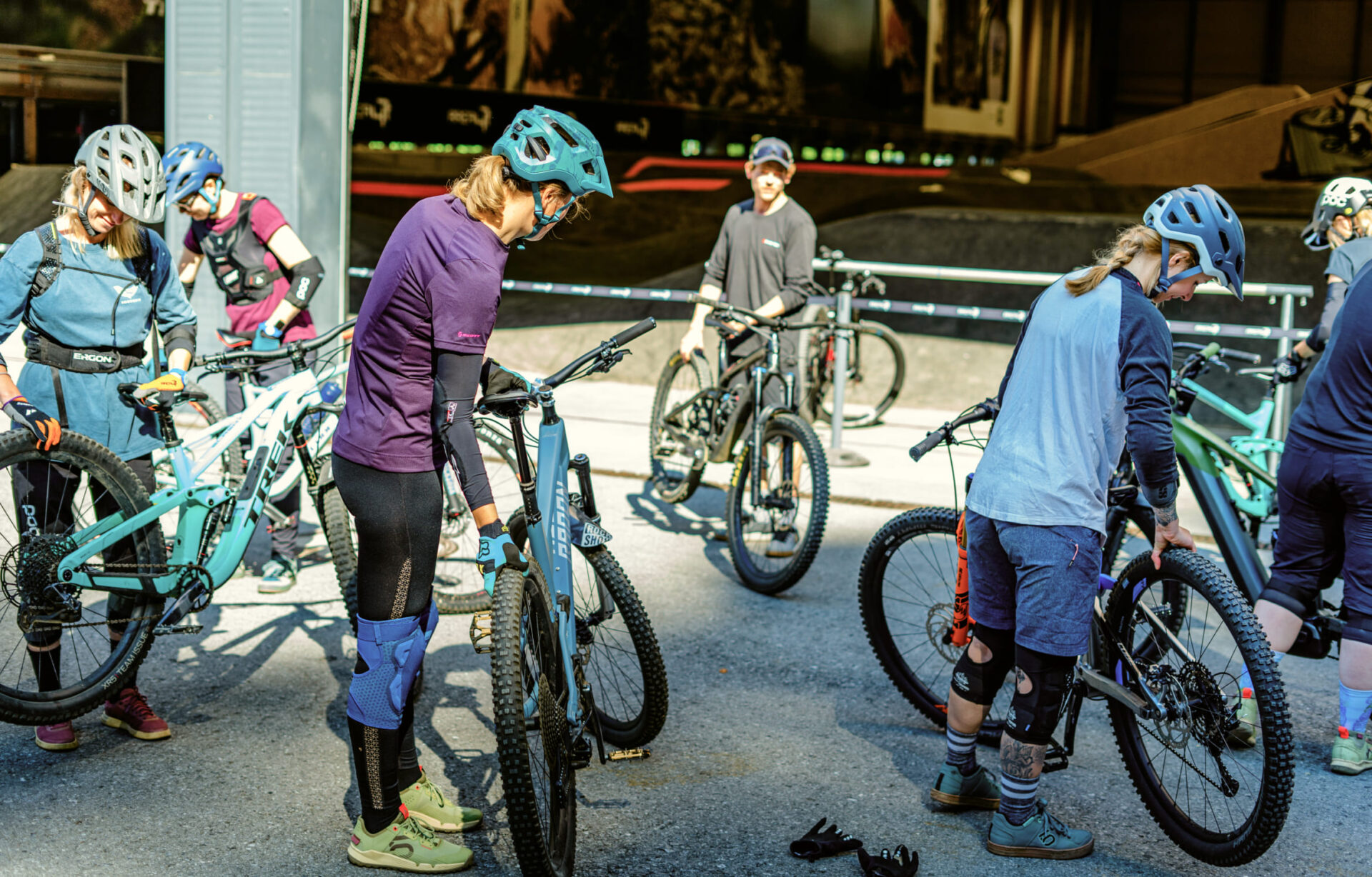 Gruppe von Mountainbikern bei einer Trainingseinheit in der AREA 47 im Ötztal