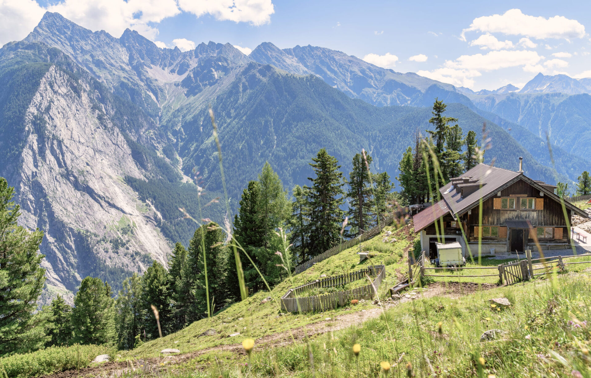 Traditionelle Almhütte mit Bergpanorama im Ötztal, Tirol