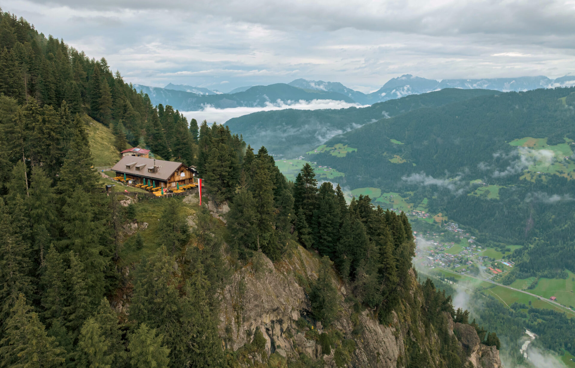 Berghütte mit Blick auf das Ötztal, Tirol