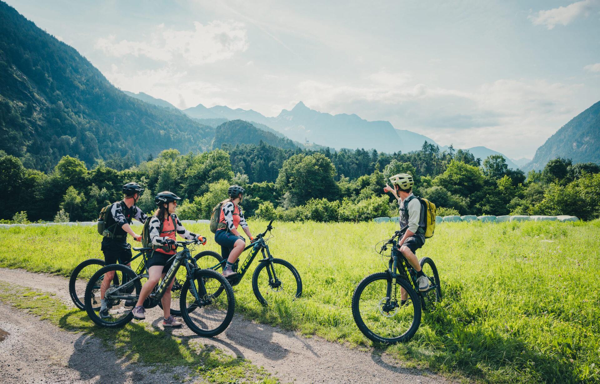 Gruppe von Radfahrern auf einer E-Mountainbike-Tour im Ötztal, Tirol.