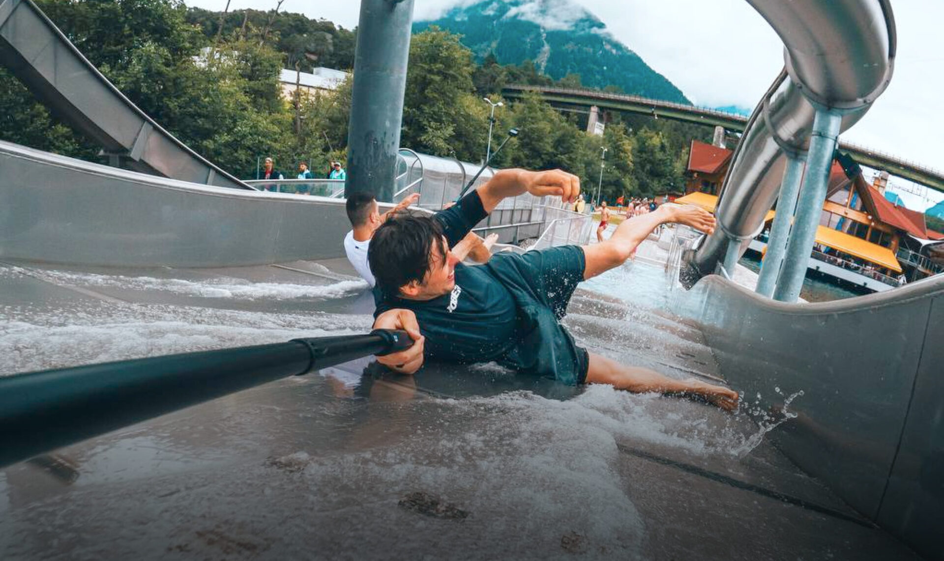 Zwei Männer auf der steilen Wasserrutsche der AREA 47 im Ötztal, Tirol