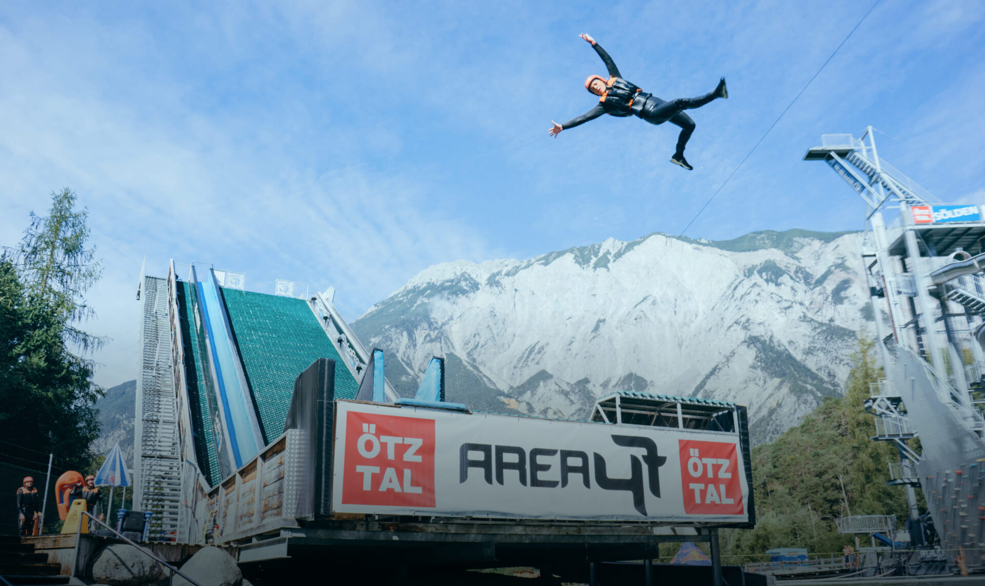 Person wird von der Kanonenrutsche in der AREA 47 im Ötztal, Tirol, in die Luft katapultiert