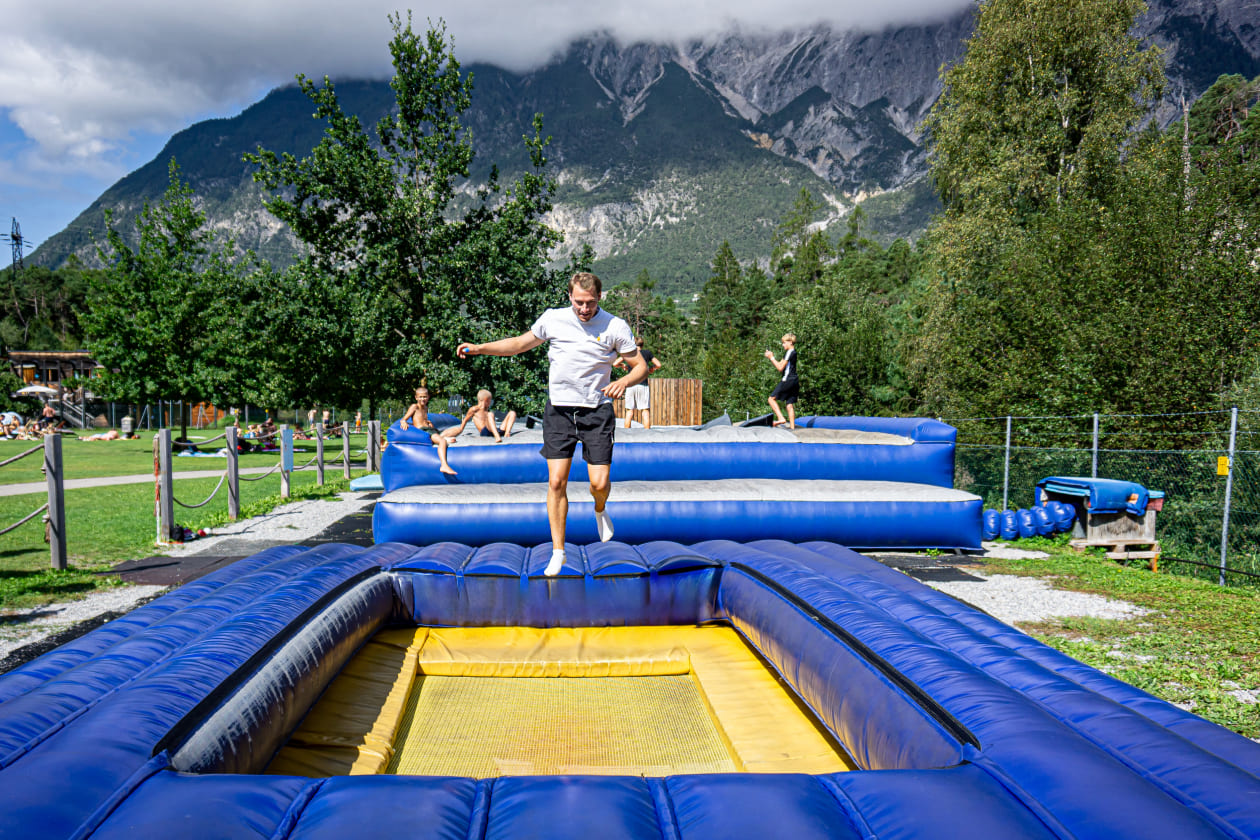 Person springt auf einem Lufttrampolin in der AREA 47 im Ötztal, Tirol