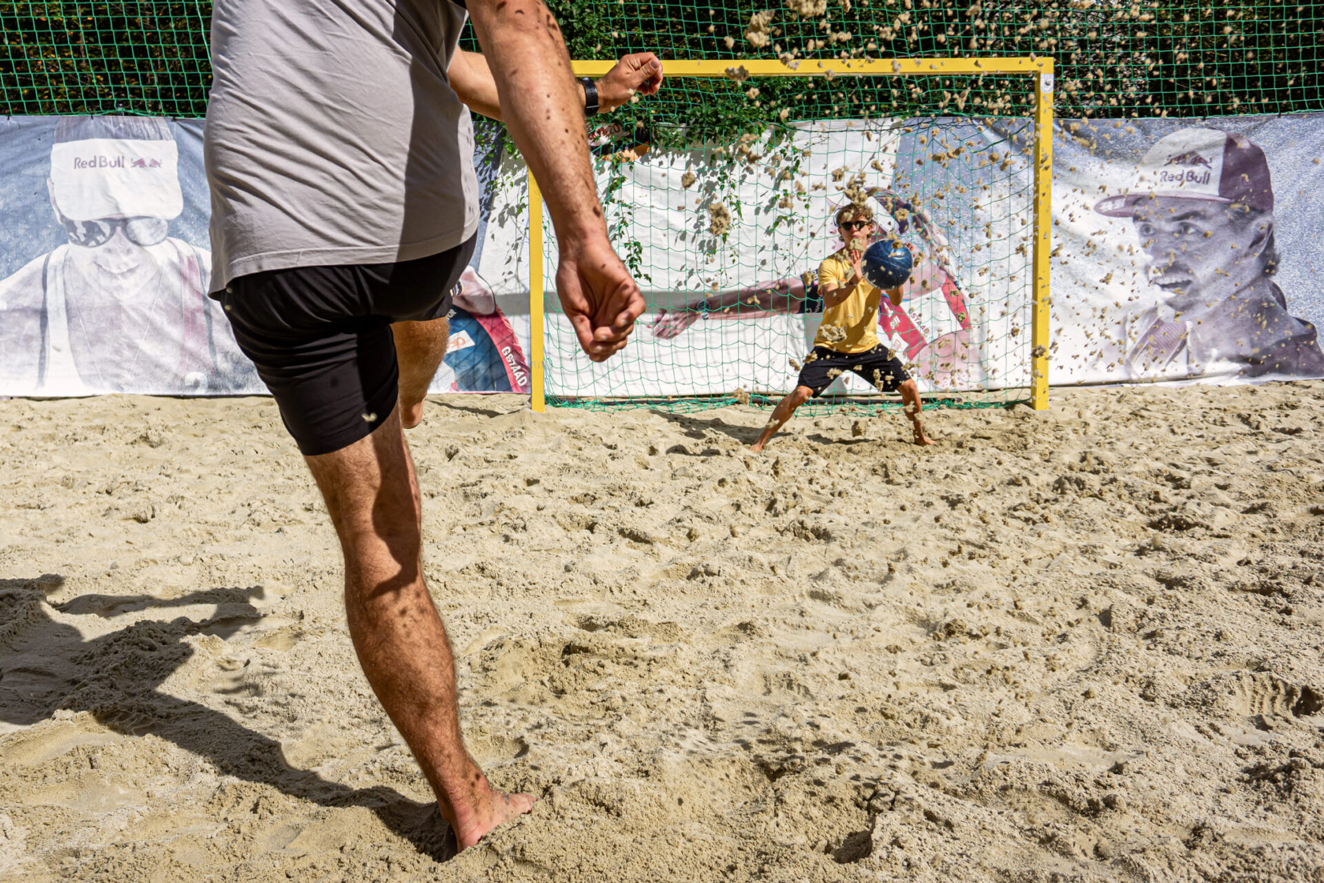Junge Personen beim Beachsoccer-Spiel in der AREA 47 im Ötztal, Tirol