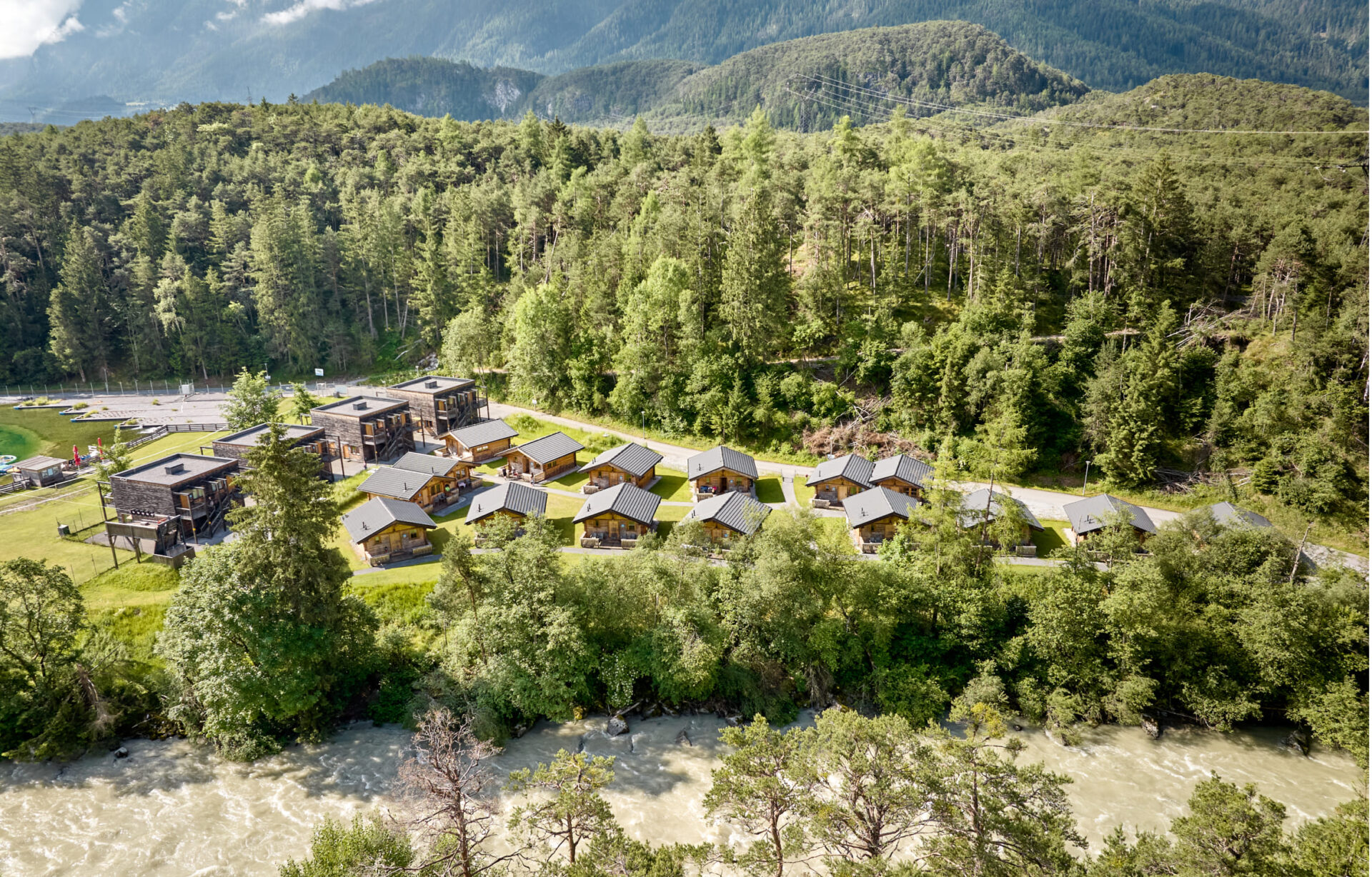 Luftaufnahme der AREA 47 Erlebniswelt im Ötztal, Tirol, umgeben von Wald