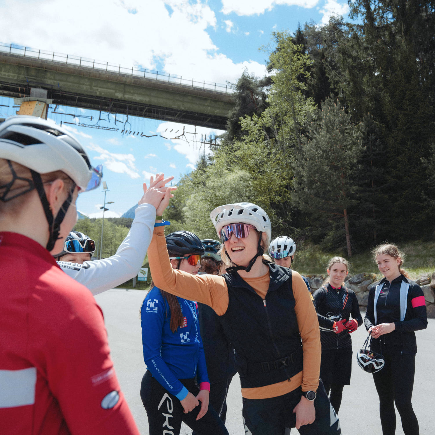 Radfahrer geben sich während einer Bike-Tour in der AREA 47 im Ötztal, Tirol, ein High-Five