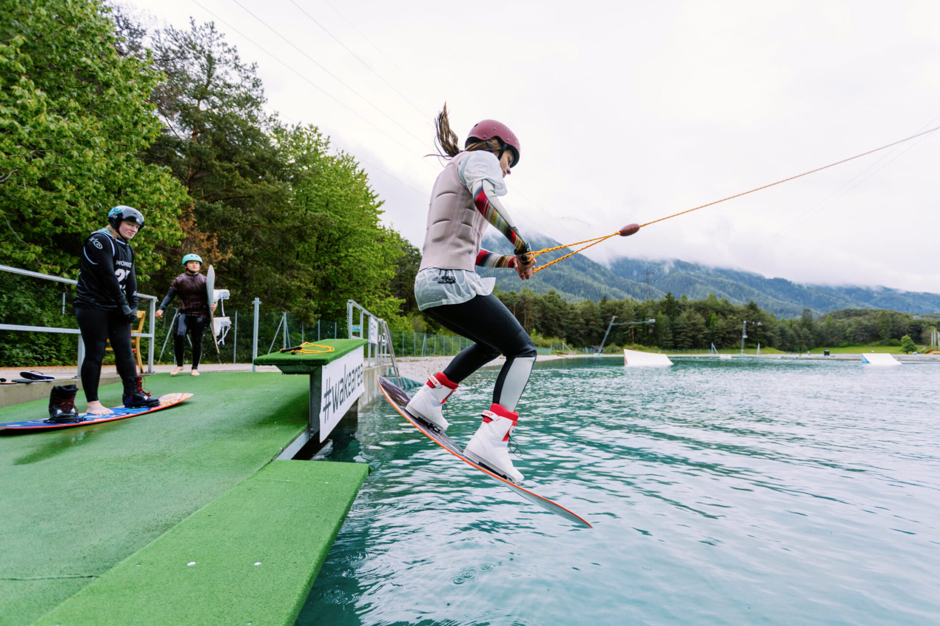 Wakeboarder springt von der Startplattform in der AREA 47 im Ötztal, Tirol