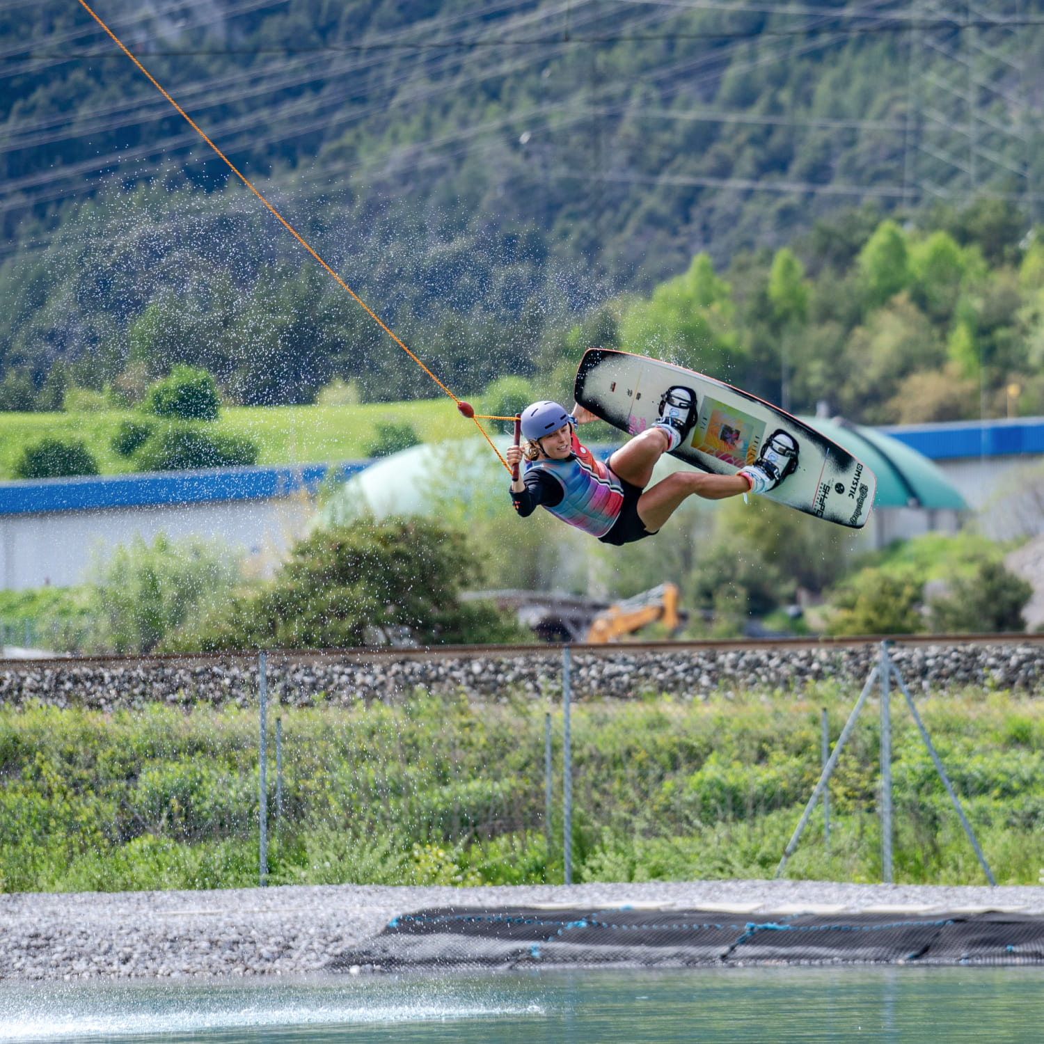 Wakeboarder führt einen Sprung über dem See der AREA 47 im Ötztal, Tirol, aus