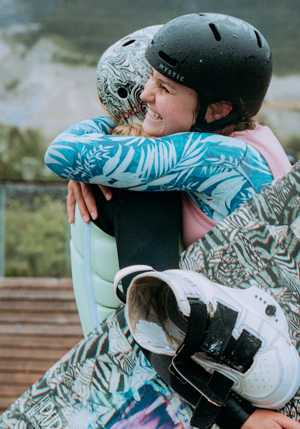 Wakeboarder umarmt einen Freund nach einer Session in der AREA 47 im Ötztal, Tirol