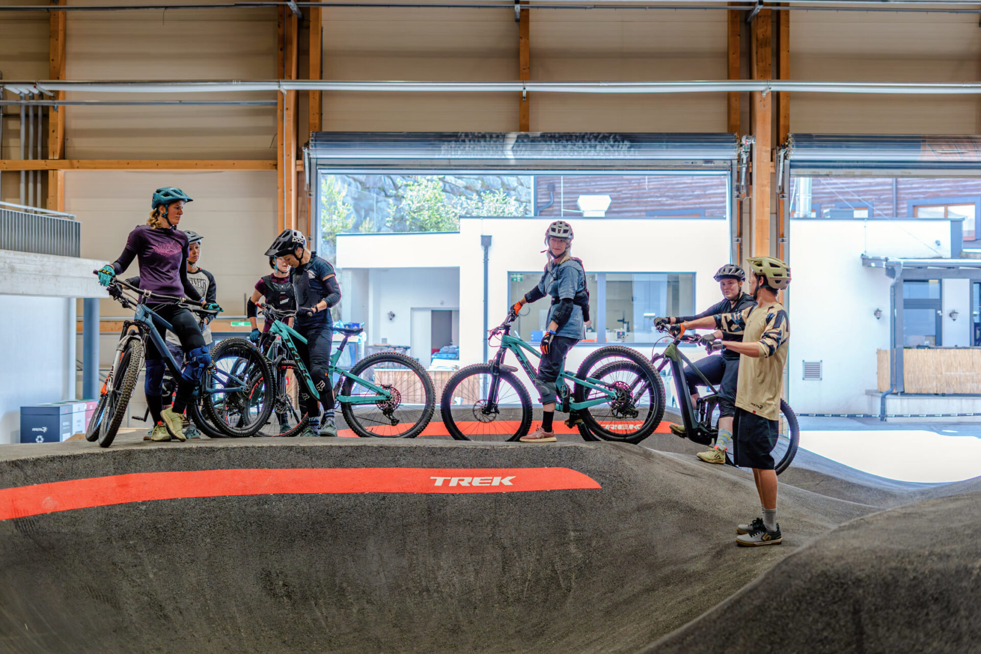 Bike-Trainer gibt Anweisungen im Indoor-Bikepark der AREA 47 im Ötztal, Tirol