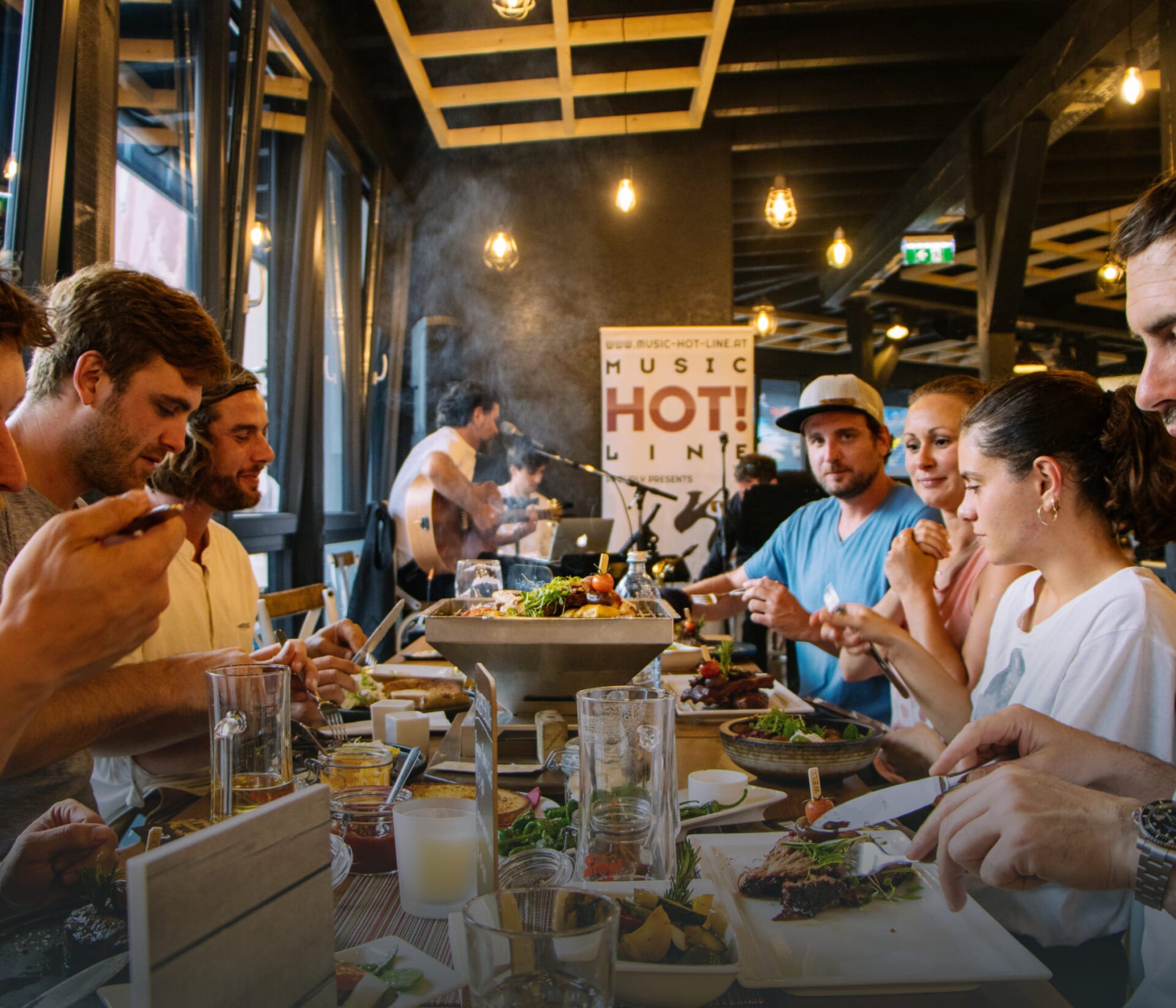 Menschen beim Abendessen mit Live-Musik im modernen AREA 47 Restaurant