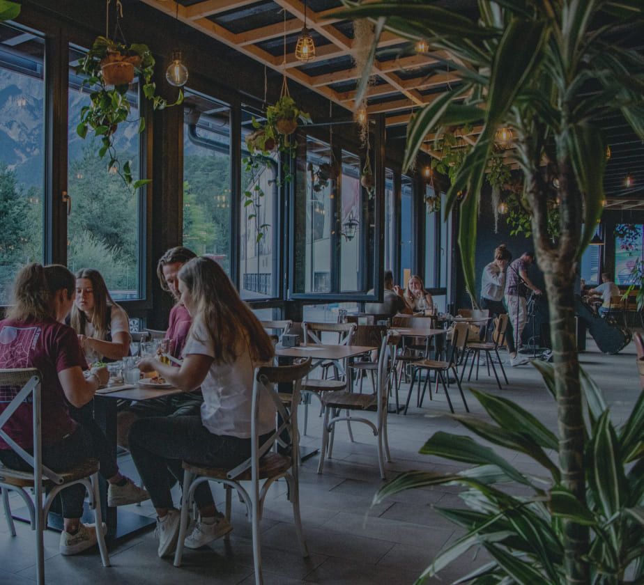 Innenbereich des River Haus Bar & Grill in der AREA 47 mit Gästen beim Essen, Ötztal, Tirol
