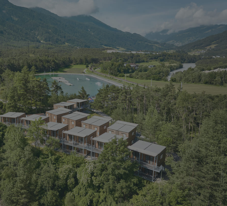 Vogelperspektive auf die Lodges der AREA 47 im Ötztal, Tirol, umgeben von Natur und Bergen