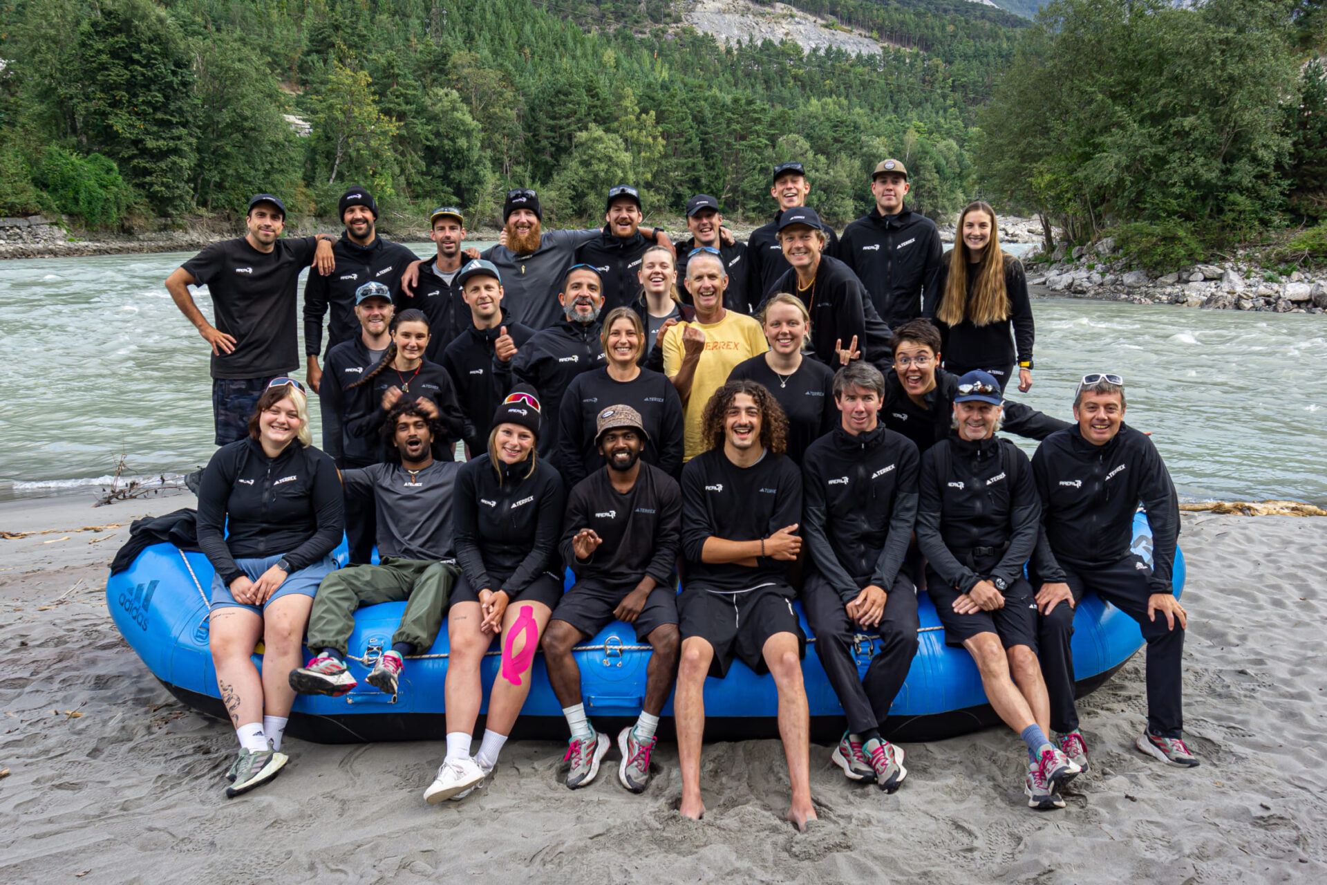 Gruppe von Personen in einem blauen Raft vor dem Wasserrutschenturm der AREA 47 im Ötztal, Tirol