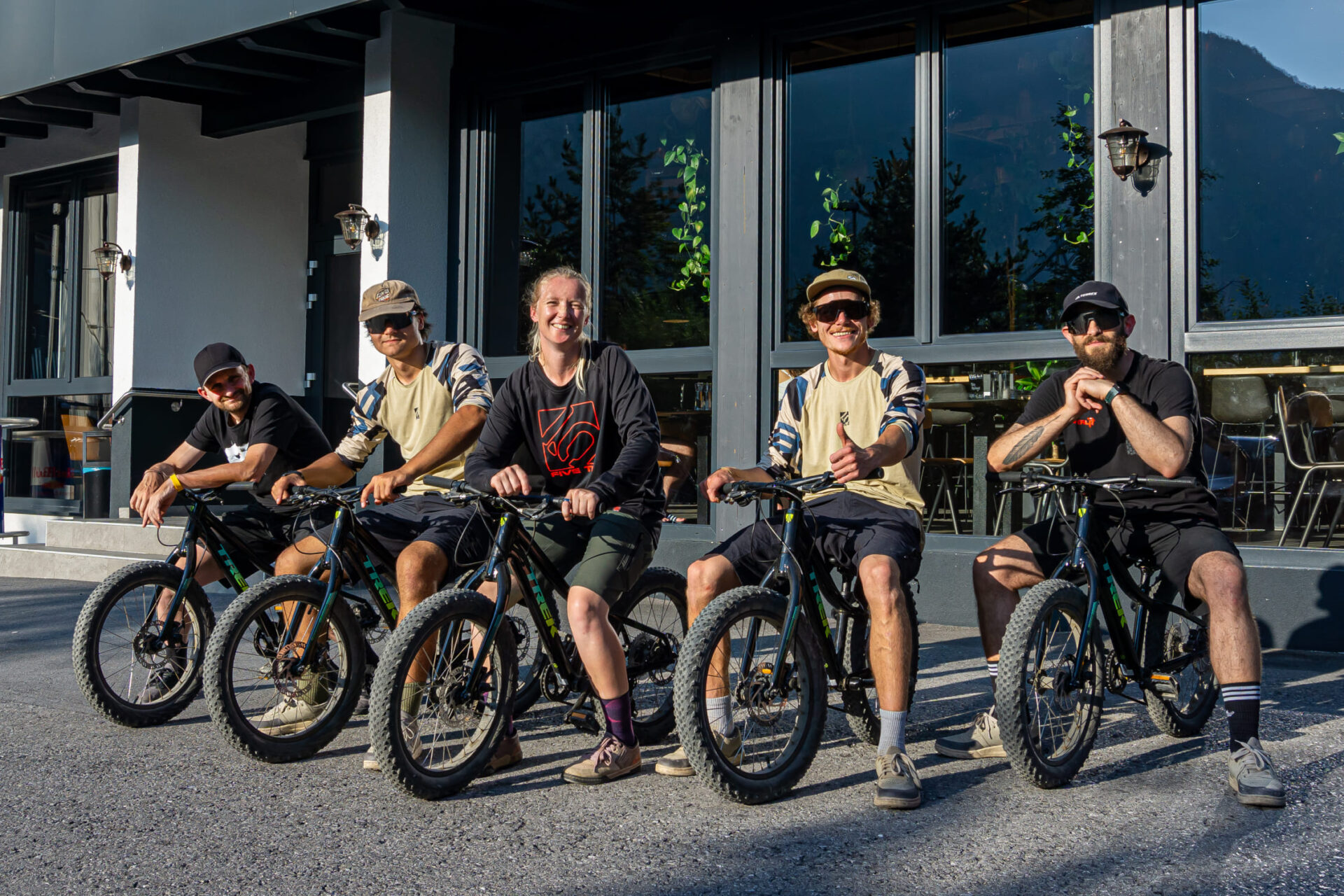 Gruppe von fünf Personen auf Mountainbikes vor einem Gebäude in der AREA 47 im Ötztal, Tirol