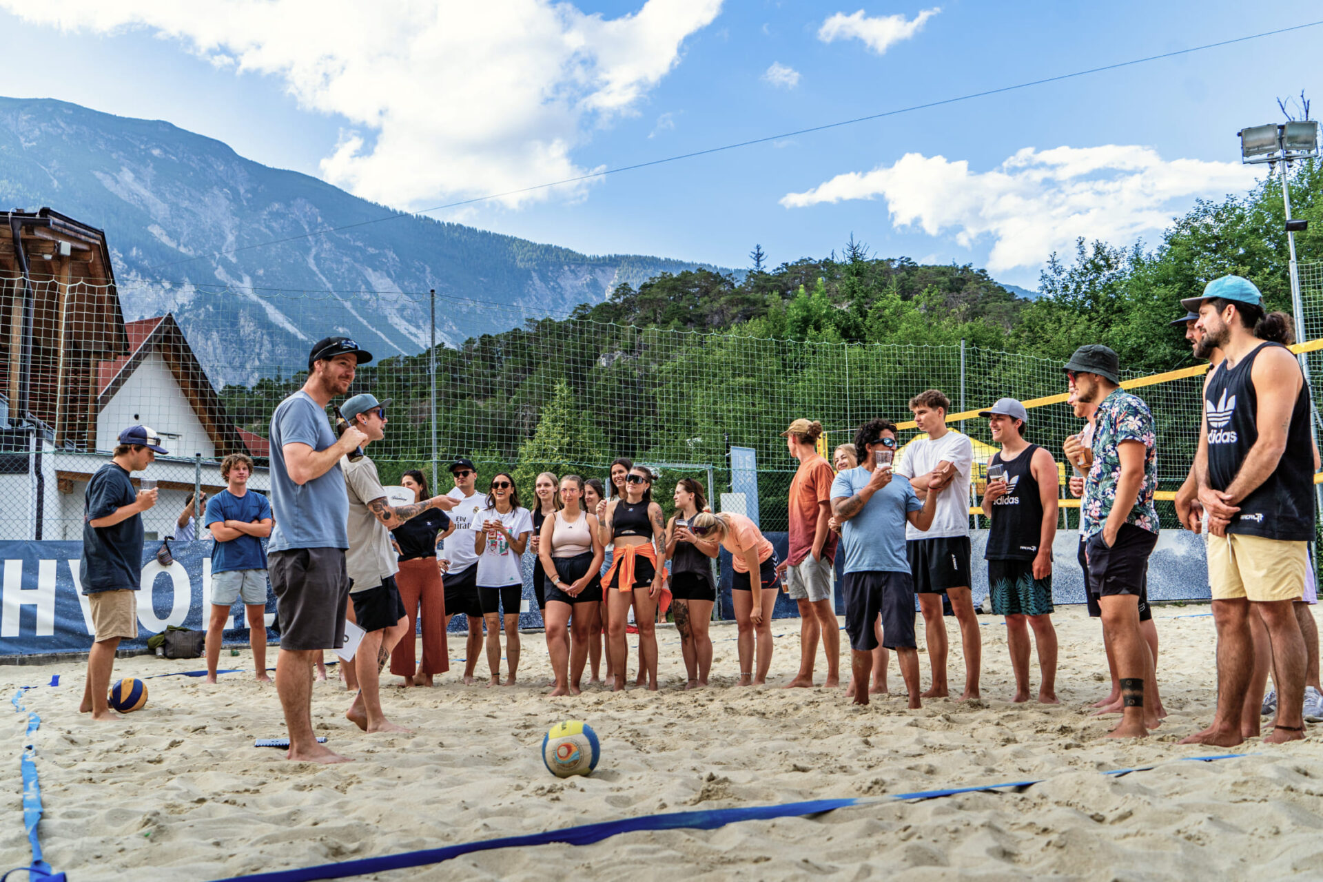 Eine Gruppe von Personen auf einem Beachvolleyballfeld in der AREA 47 im Ötztal, Tirol