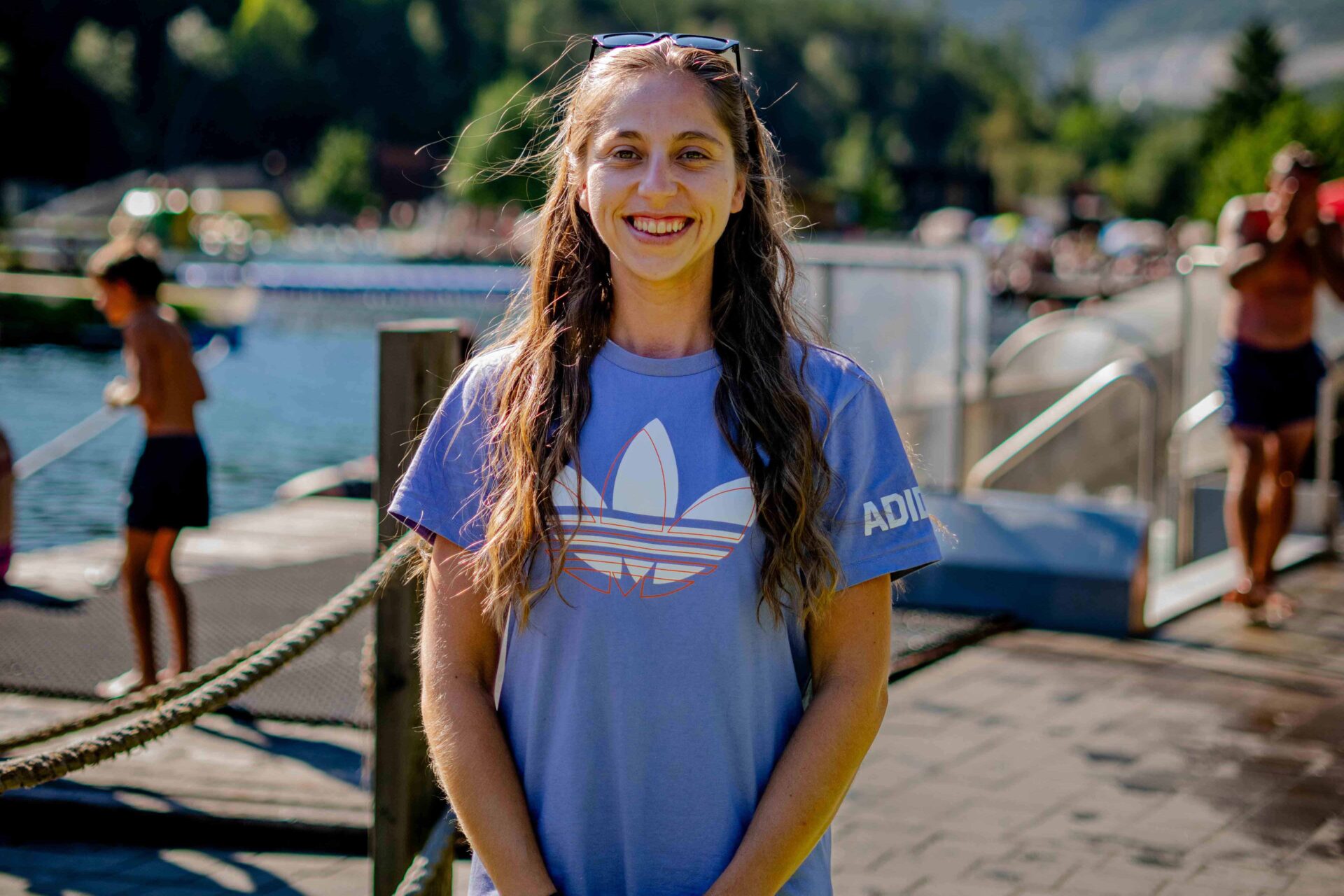 Porträt einer Mitarbeiterin mit braunem, langem Haar vor einer Steinwand in der AREA 47 im Ötztal, Tirol