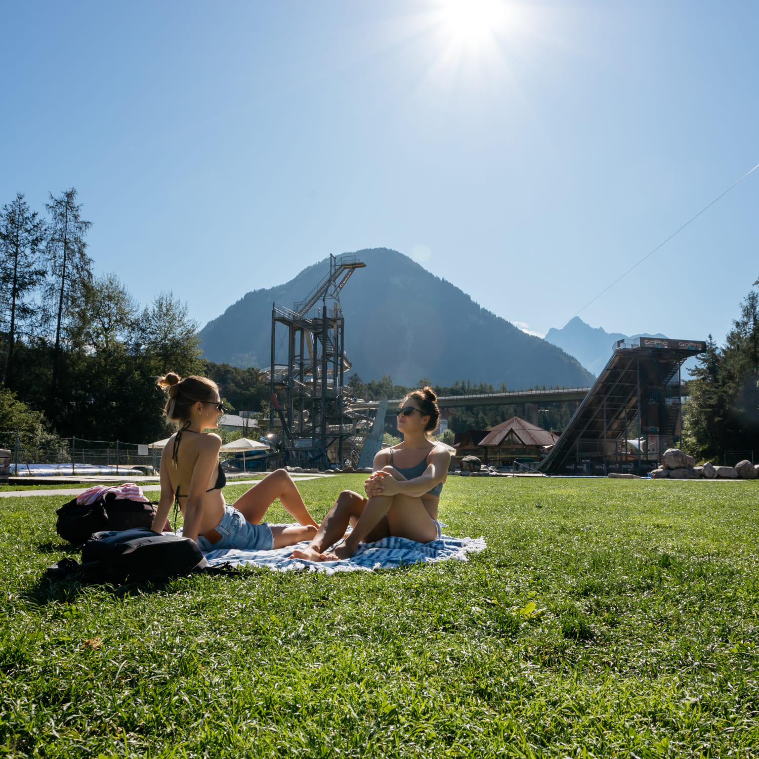 Zwei Frauen auf einer Decke auf der Wiese in der AREA 47, Ötztal, Tirol
