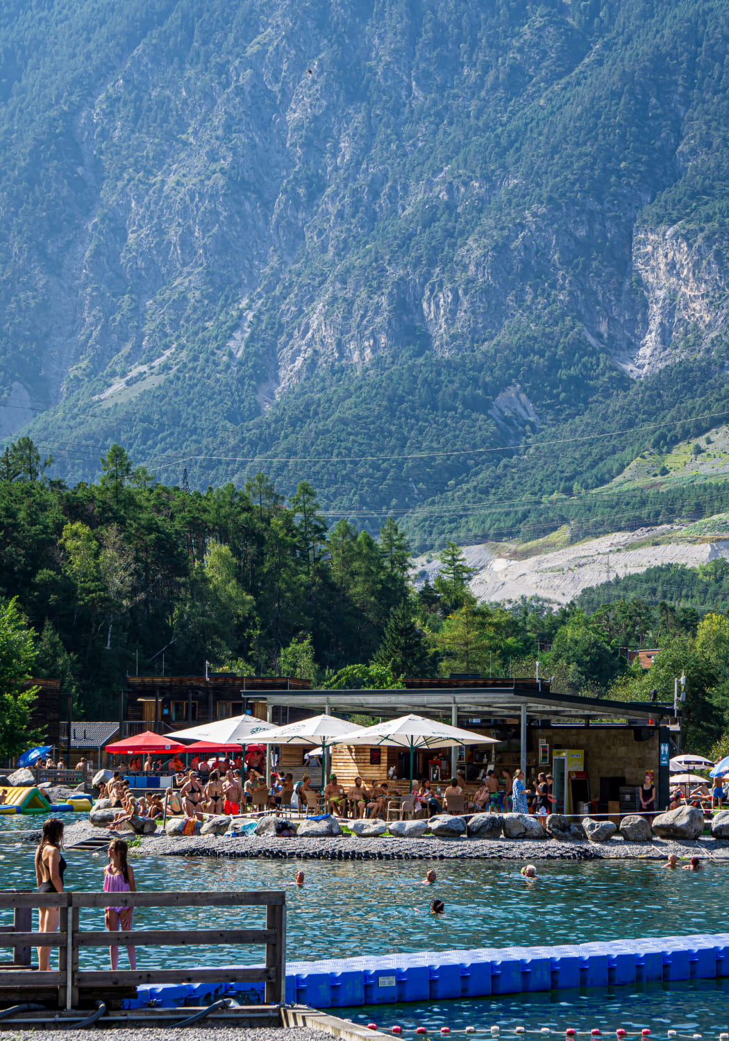 Gäste an der Beach Bar der AREA 47, Ötztal, Tirol, mit Blick auf die Gäste entspannen an der Beach Bar der AREA 47 im Ötztal, Tirol, mit Aussicht auf die Water AREA