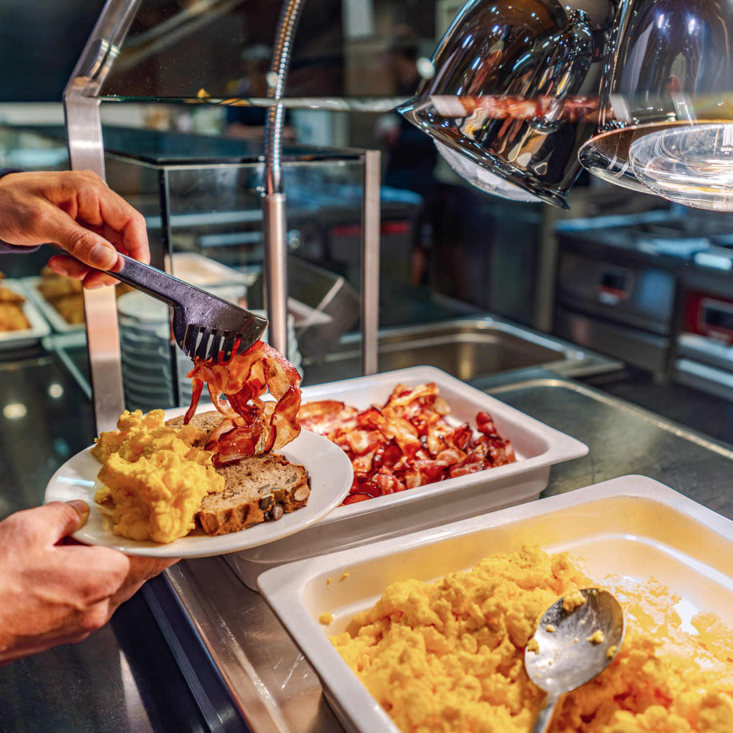 Frühstücksbuffet im Lakeside Restaurant der AREA 47 mit Rührei, Speck und Brot, Ötztal, Tirol