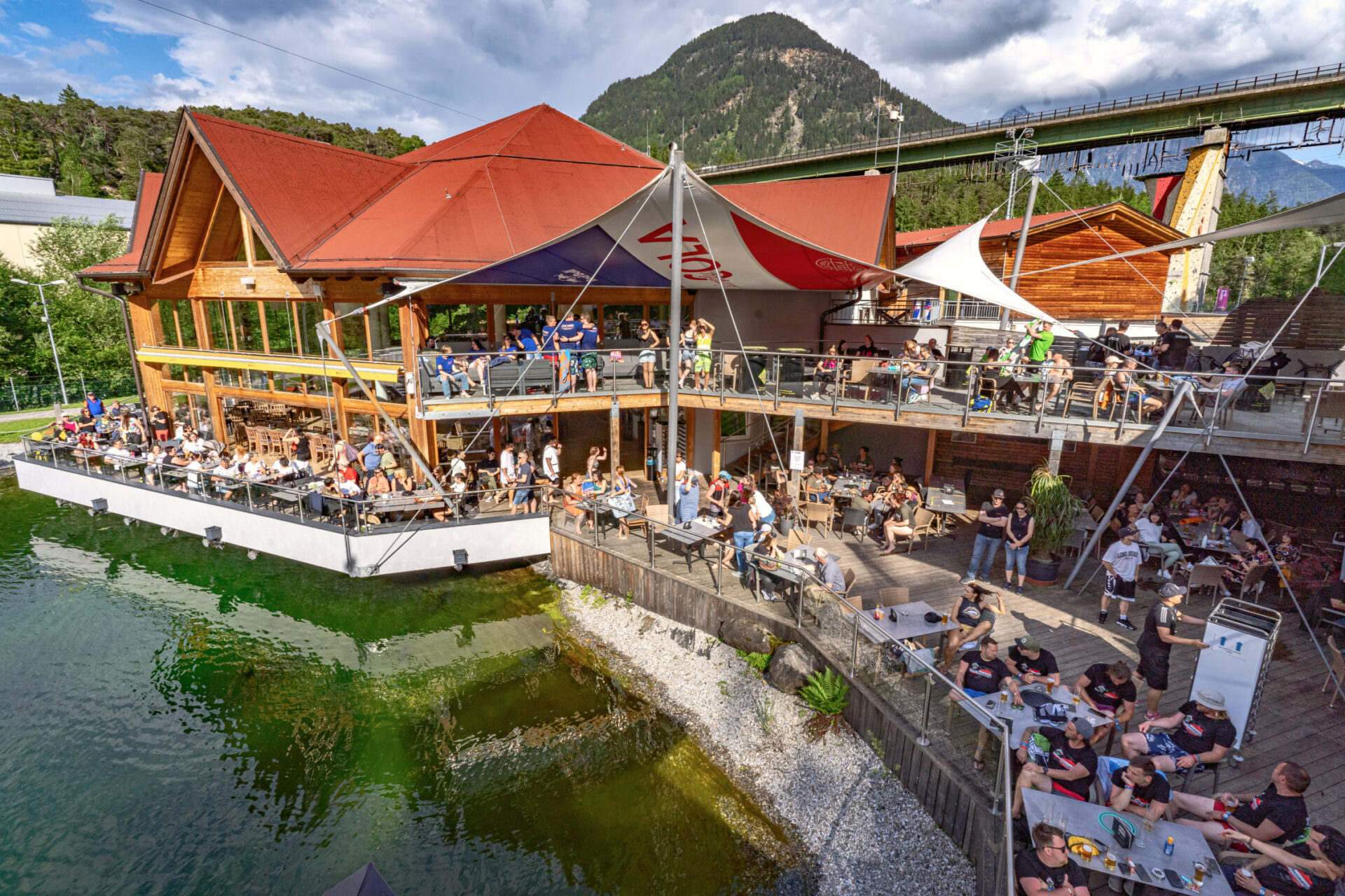 Außenansicht des Lakeside Restaurants in der AREA 47 mit Terrassen und Sitzbereichen, Ötztal, Tirol