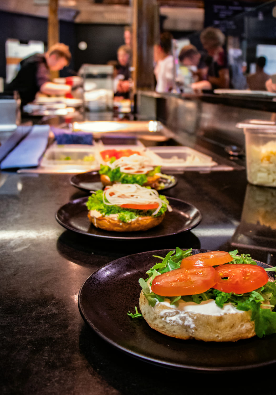 Frisch zubereitete Burger mit Gemüse im Lakeside Restaurant der AREA 47, Ötztal, Tirol