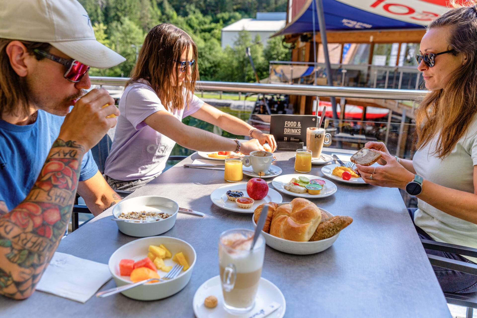Frühstück im Lakeside Restaurant der AREA 47 mit frischem Obst, Gebäck und Kaffee, Ötztal, Tirol