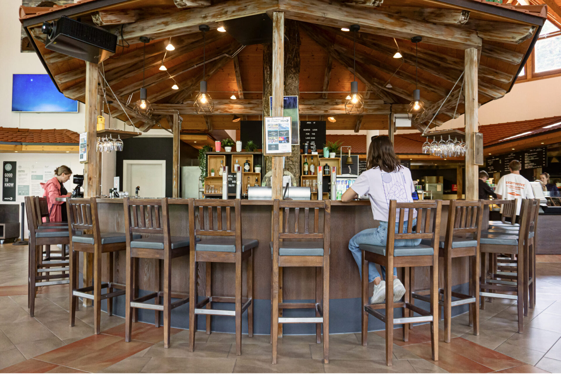 Innenansicht des Lakeside Restaurants in der AREA 47 mit Barbereich und Sitzgelegenheiten, Ötztal, Tirol