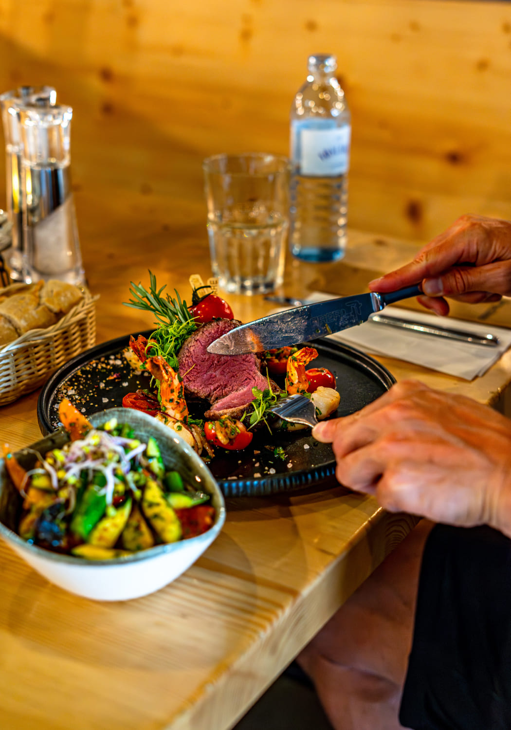 Teller mit Steak, Garnelen und Gemüse im River Haus Bar & Grill der AREA 47, Ötztal, Tirol
