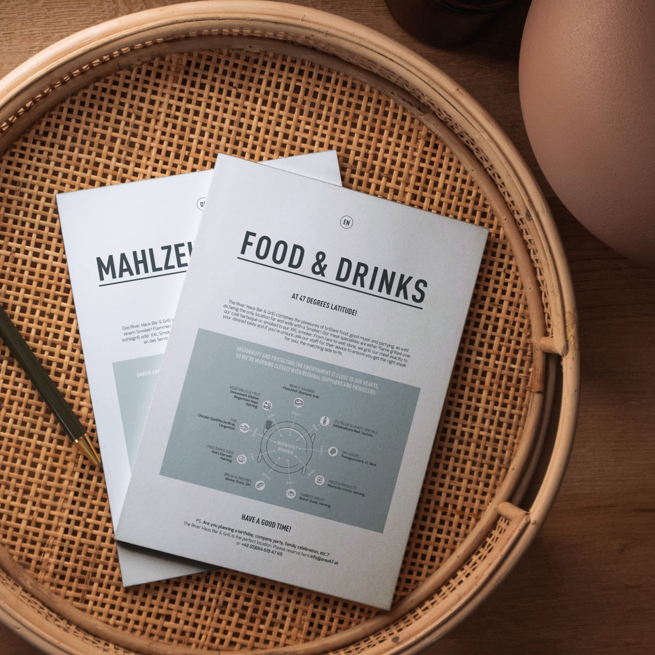 Speisekarten des River Haus Bar & Grill in der AREA 47 auf einem Korbtablett, Ötztal, Tirol