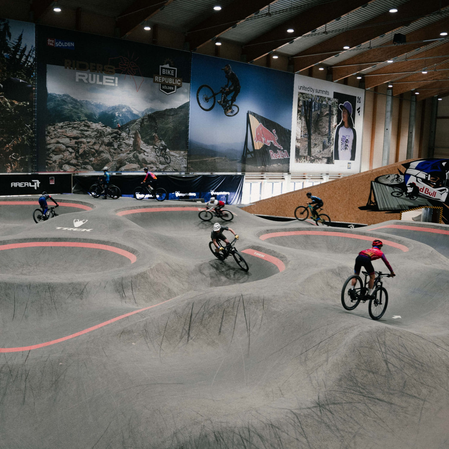 Radfahrer im Indoor-Bikepark der AREA 47, Ötztal, Tirol