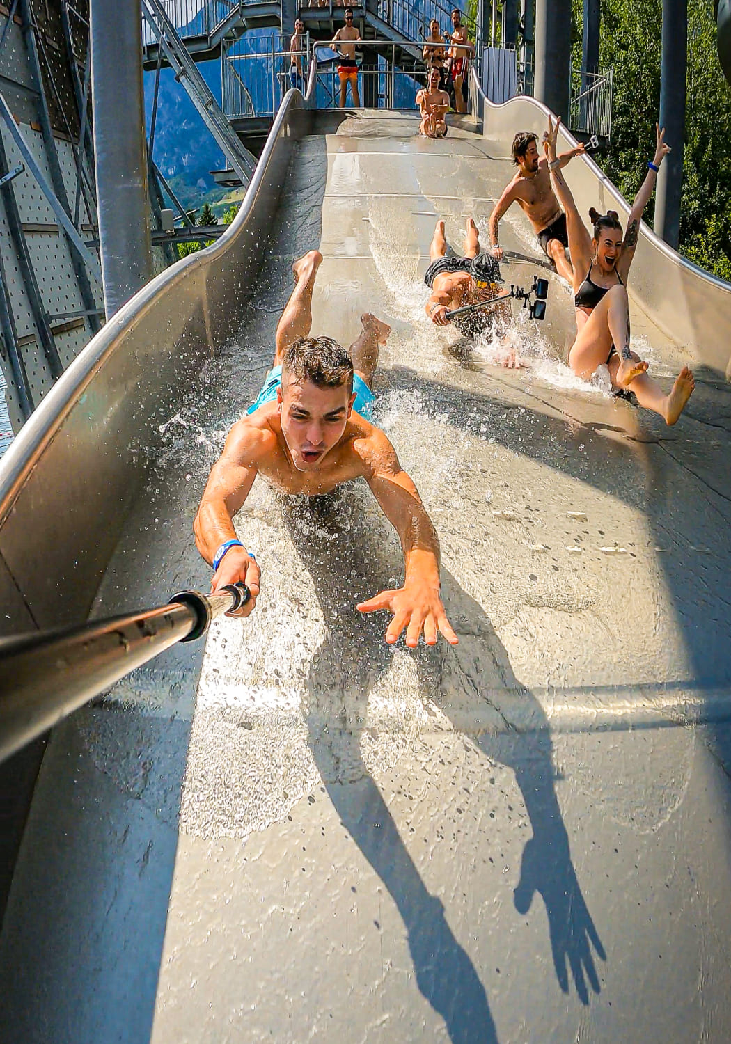 Personen rutschen auf einer Wasserrutsche im Abenteuerpark AREA 47, Ötztal, Tirol