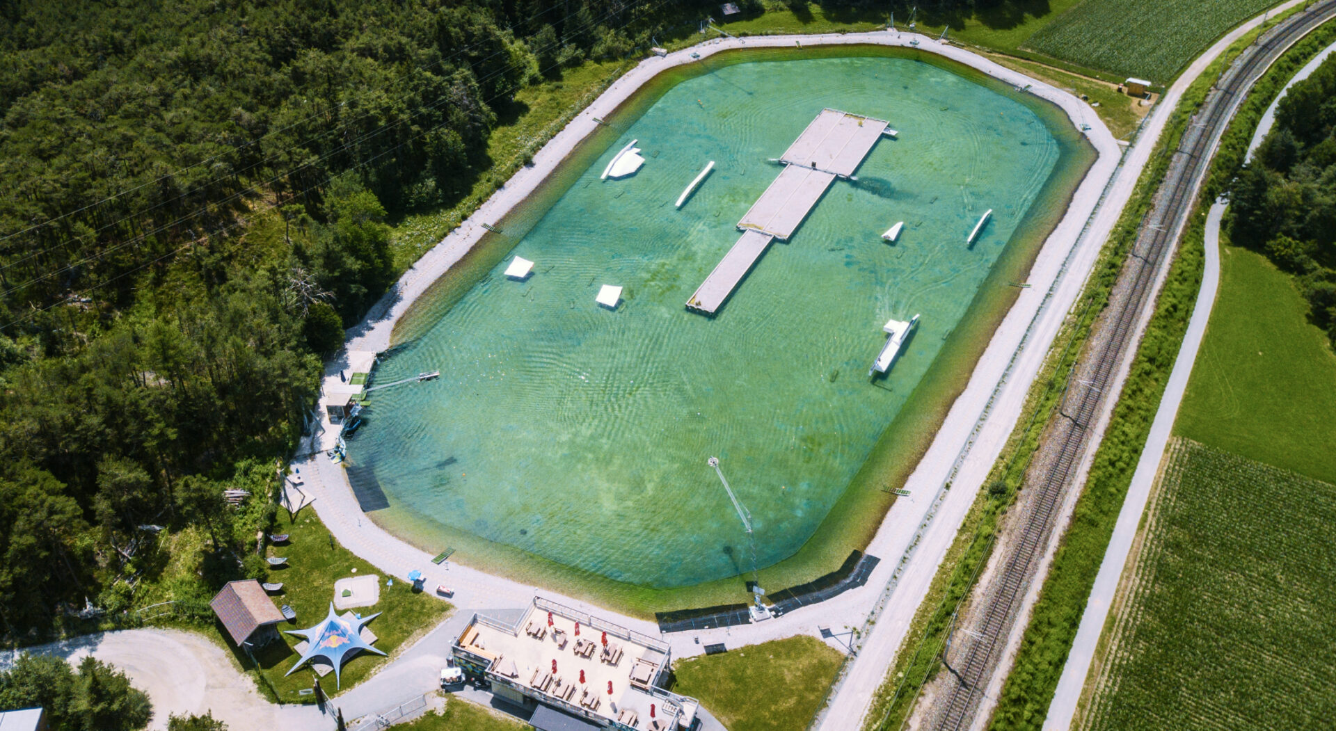 Luftaufnahme der Wake AREA in der AREA 47 im Ötztal, Tirol
