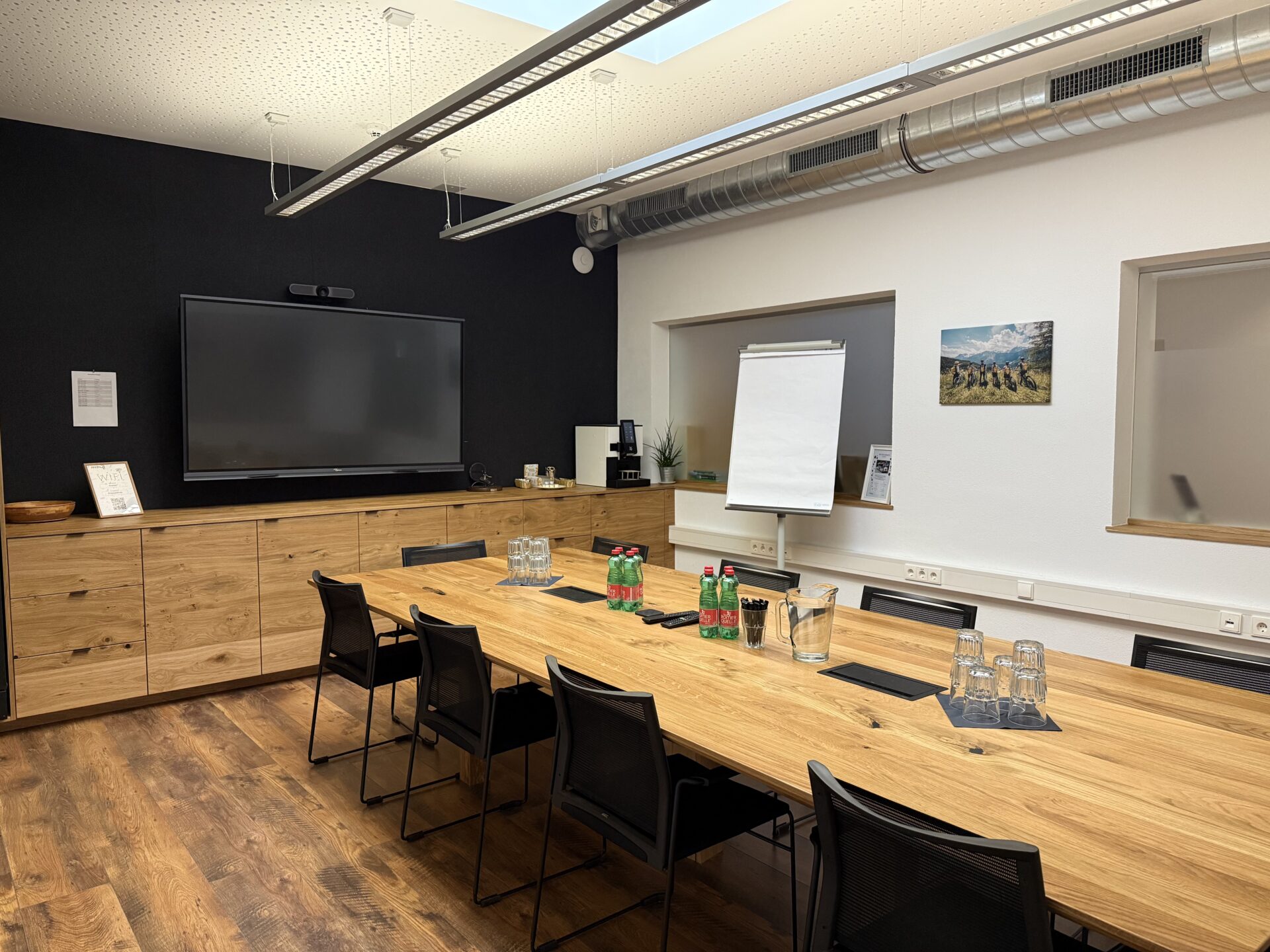 Moderner Meetingraum der AREA 47 in Tirol mit Präsentationstechnik und großem Konferenztisch