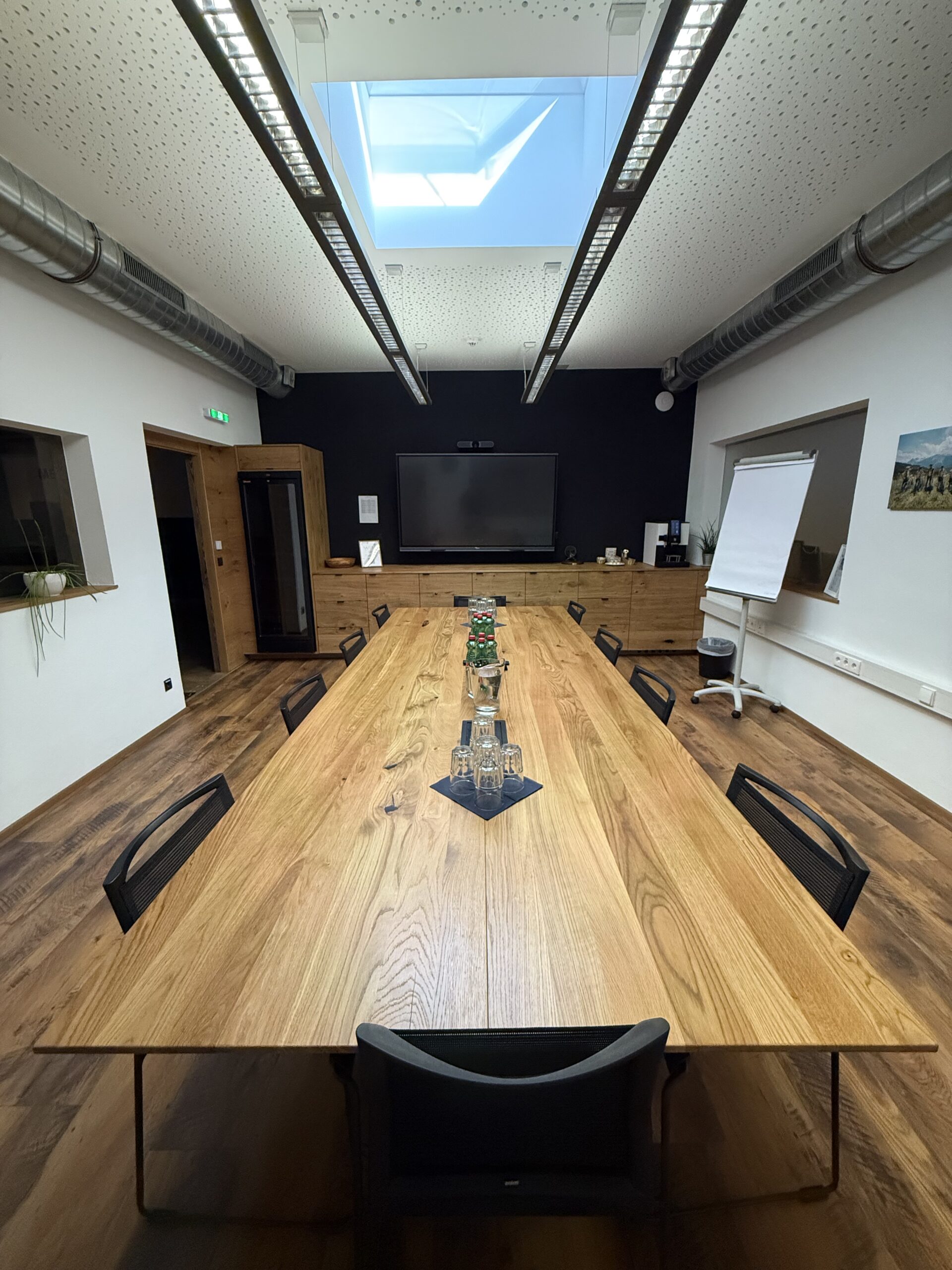 Heller Konferenzraum der AREA 47 in Tirol mit moderner Ausstattung für Meetings und Seminare Wenn du mehrere Bilder vom gleichen Raum hast, ist wichtig: leicht variieren (Synonyme, Fokus ändern), sonst killst du dir dein SEO mit Duplicate Content.