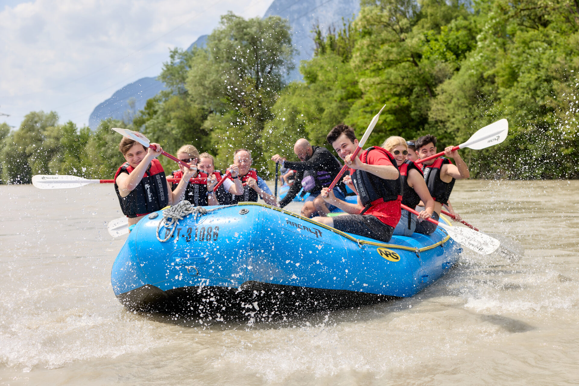 Rafting Innsbruck – Gruppe beim City Rafting auf dem Inn im Stadtgebiet