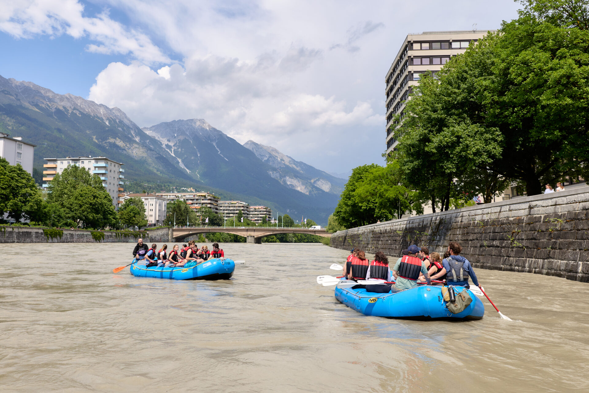 City Rafting Innsbruck – Rafting Tour auf dem Inn mit einer Gruppe im Boot